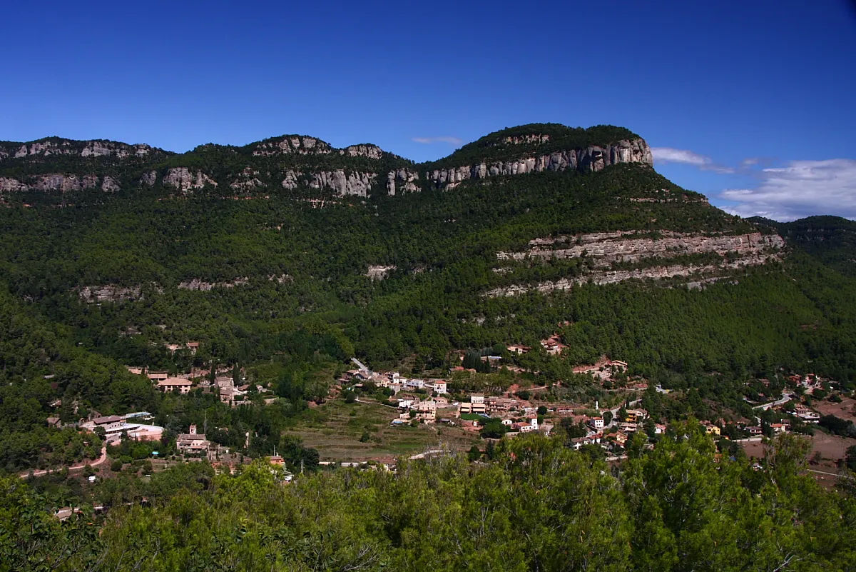 Photo showing: Gallifa amb el cingles darrera.Vallès Occidental (Catalunya).