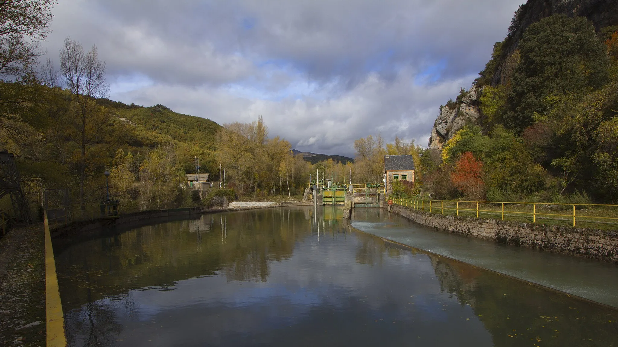 Photo showing: Dipòsit regulador i canal de derivació de la presa de Senterada, Pallars Jussà