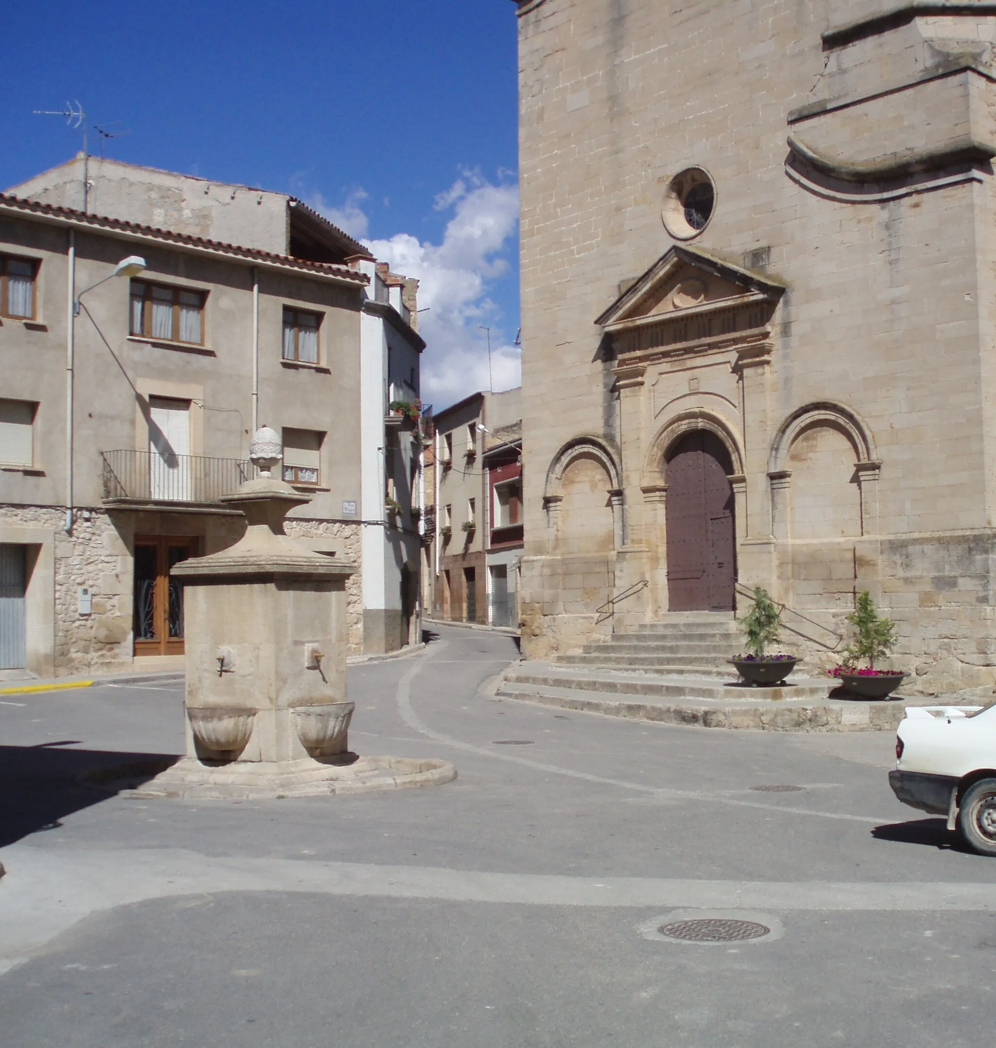 Photo showing: Plaça Major de Cervià de les Garrigues, amb l'església de Sant Miquel