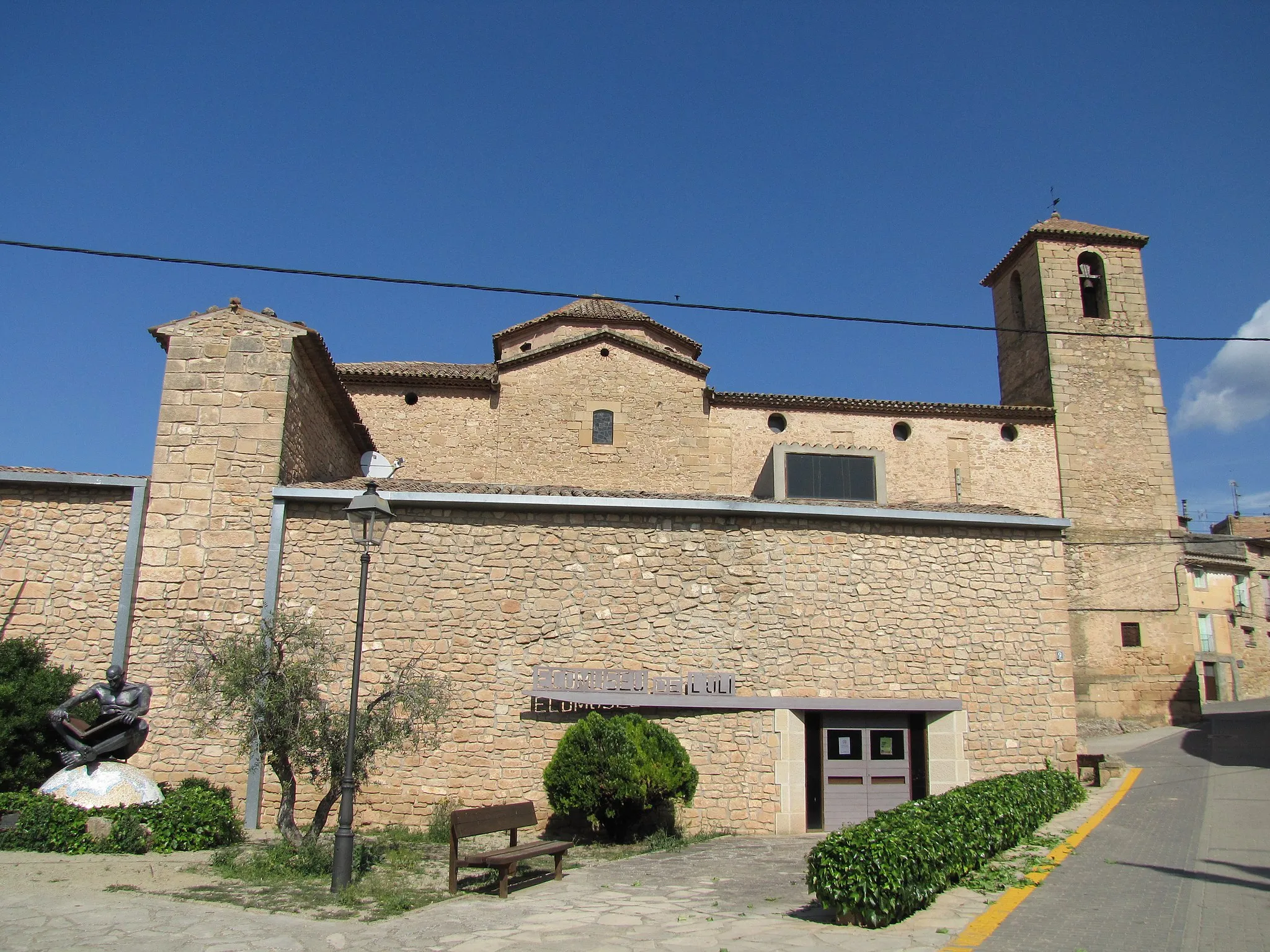 Photo showing: La Pobla de Cèrvoles: ecomuseu de l'oli, Ajuntament i església de Santa Maria, a dalt.

This is a photo of a building indexed in the Catalan heritage register as Bé Cultural d'Interès Local (BCIL) under the reference IPA-17790.