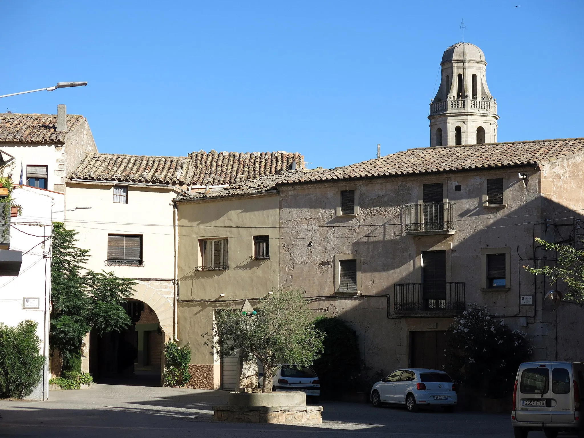 Photo showing: Plaça de la Font (Sant Martí de Maldà), amb el portal d'entrada al poble per ponent; al fons el campanar de l'església