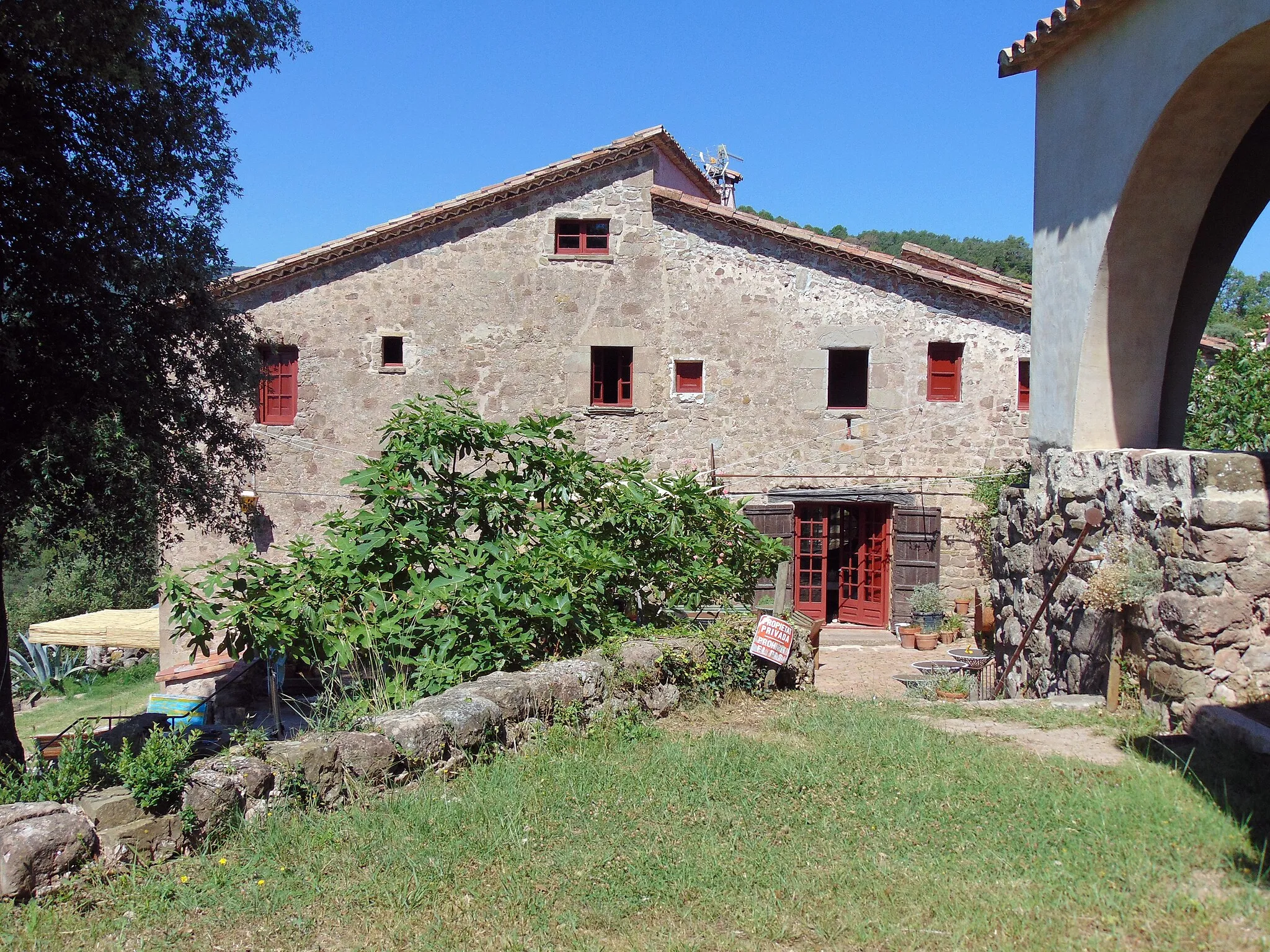 Photo showing: Rectoria de Sant Miquel de la Miana (Sant Ferriol)

This is a photo of a building indexed in the Catalan heritage register as Bé Cultural d'Interès Local (BCIL) under the reference IPA-10589.