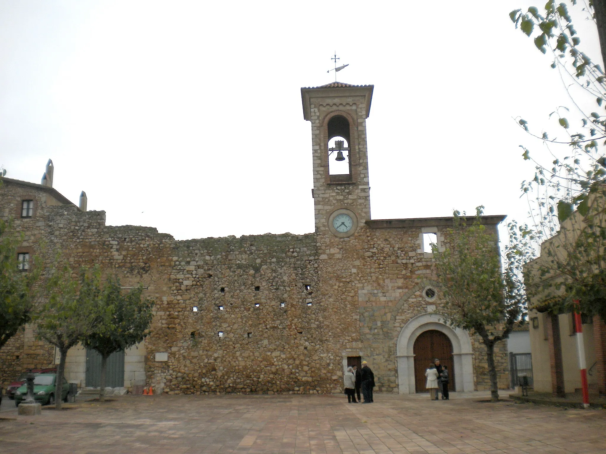 Photo showing: Façana del Castell d'Albons i l'església adjacent de Sant Cugat.