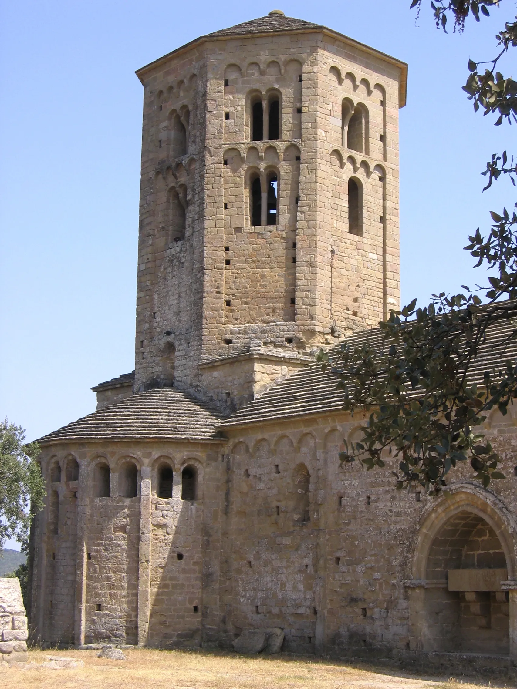 Photo showing: Sant Pere church in Ponts (Catalonia)

This is a photo of a monument indexed in the Catalan heritage register of Béns Culturals d'Interès Nacional and the Spanish heritage register of Bienes de Interés Cultural under the reference RI-51-0000694.