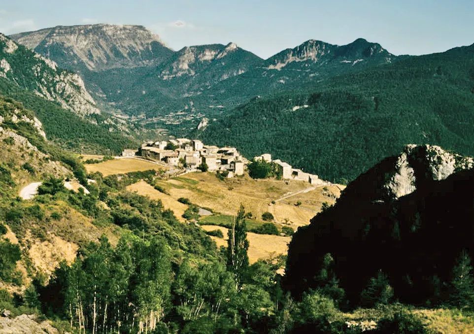 Photo showing: The Village and its surroundings. Fòrnols de Cadí, Alt Urgell, Lleida, Catalonia, Spain