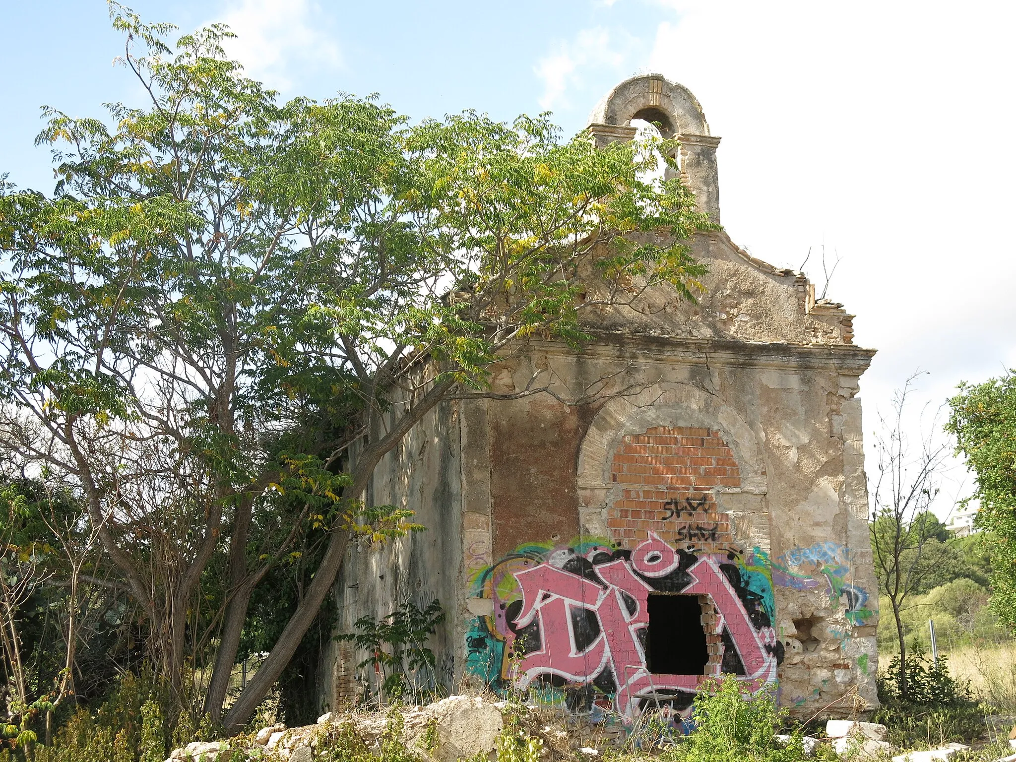 Photo showing: Santa Bàrbara (Sitges)

This is a photo of a building indexed in the Catalan heritage register as Bé Cultural d'Interès Local (BCIL) under the reference IPA-11991.