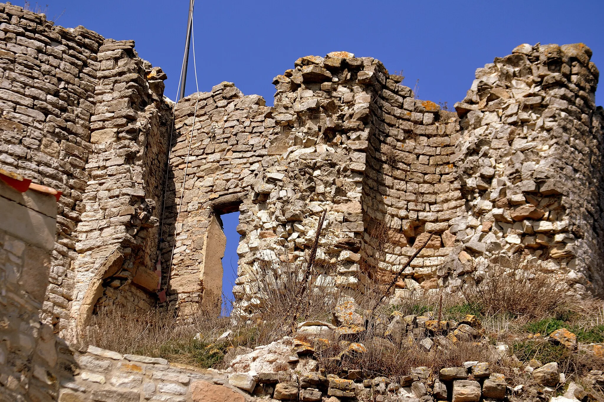 Photo showing: La primera referència d’aquest castell data de l’any 1018, quan Hug de Cervelló, fill d’Ansulf de Gurb, cedí aquesta fortalesa al seu fill Alemany, aquest el va infeudar a Amat Elderic d’Orís, que l’any 1041 el va donar a Sicarda, filla dels vescomtes de Cabrera i muller del dit Alemany, aquesta nissaga el va tindre fins al segle XIII.
L’any 1132, Alaric de Timor que el devia tenir en feu, el va donar al seu fill Ramon.
L’any 1170, hi hagué una concòrdia entre Guerau Alemany V de Cervelló, senyor d’aquest castell, amb Guillem d’Aguiló, Berenguer d’Aguiló, Pere i Arnau, arran de les lluites entre les dues famílies.
L’any 1193, Pere d’Aguiló, fill de Guillem d’Aguiló, llegà aquesta castlania a Pere de Timor i al seu fill Guillem tot l’alou que tenia en aquest castell.
L’any 1229, Guerau Alemany VI de Cervelló féu testament abans d’anar a la conquesta de Mallorca, on deixava aquesta fortalesa a la seva filla Felipa, si aquesta finava sense fills, llavors havia de passar a Ramon Alemany de Cervelló.
En el fogatjament de 1365-1370 pertanyia a Dalmau de Queralt, senyor de Santa Coloma de Queralt, descendent de la família Timor.

This is a photo of a monument indexed in the Catalan heritage register of Béns Culturals d'Interès Nacional and the Spanish heritage register of Bienes de Interés Cultural under the reference RI-51-0006719.