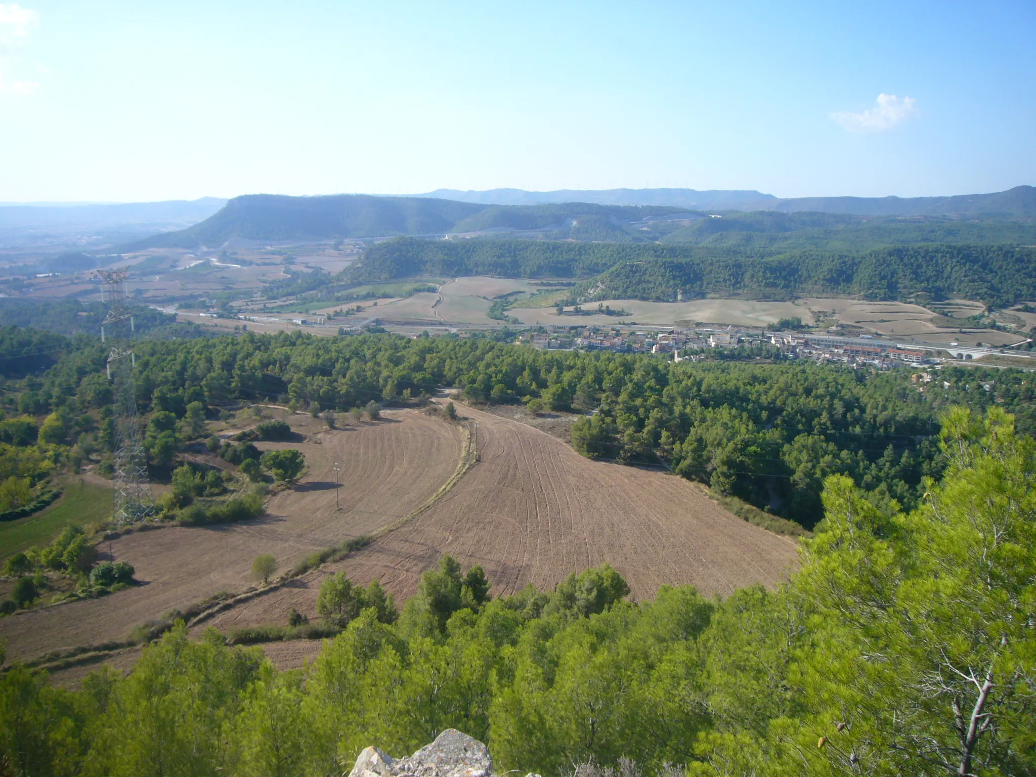 Photo showing: Vista des del cim del castell del Castellolí, mirant cap al nord. A l'esquerra, el Puig d'Aguilera. Al centre, el Turó de la Mel i la muntanya del Catarro. Una mica a la dreta, la serra del Ninots, just damunt de l'Autovia i el poble de Castellolí.