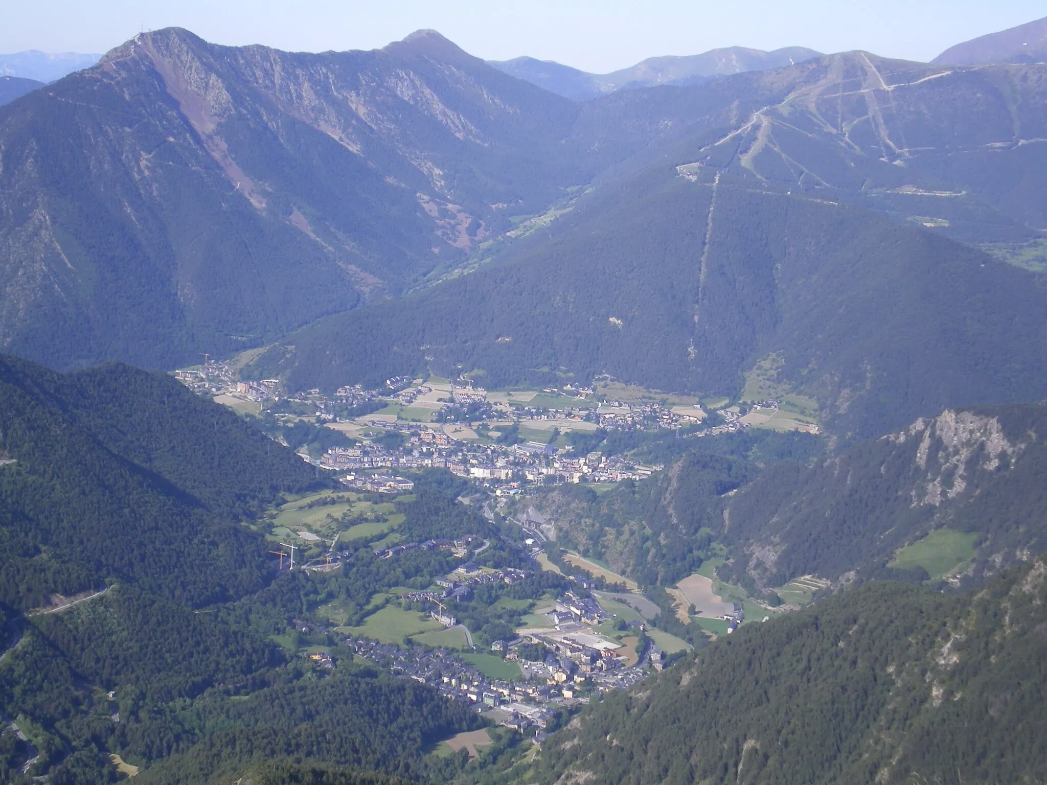 Photo showing: La Massana (town) in the background, Ordino (town) in the foreground. Andorra; view is from peak of Casamanya (2740 metres). The Pal ski resort and a gondola lift can be seen on the mountain above La Massana town.