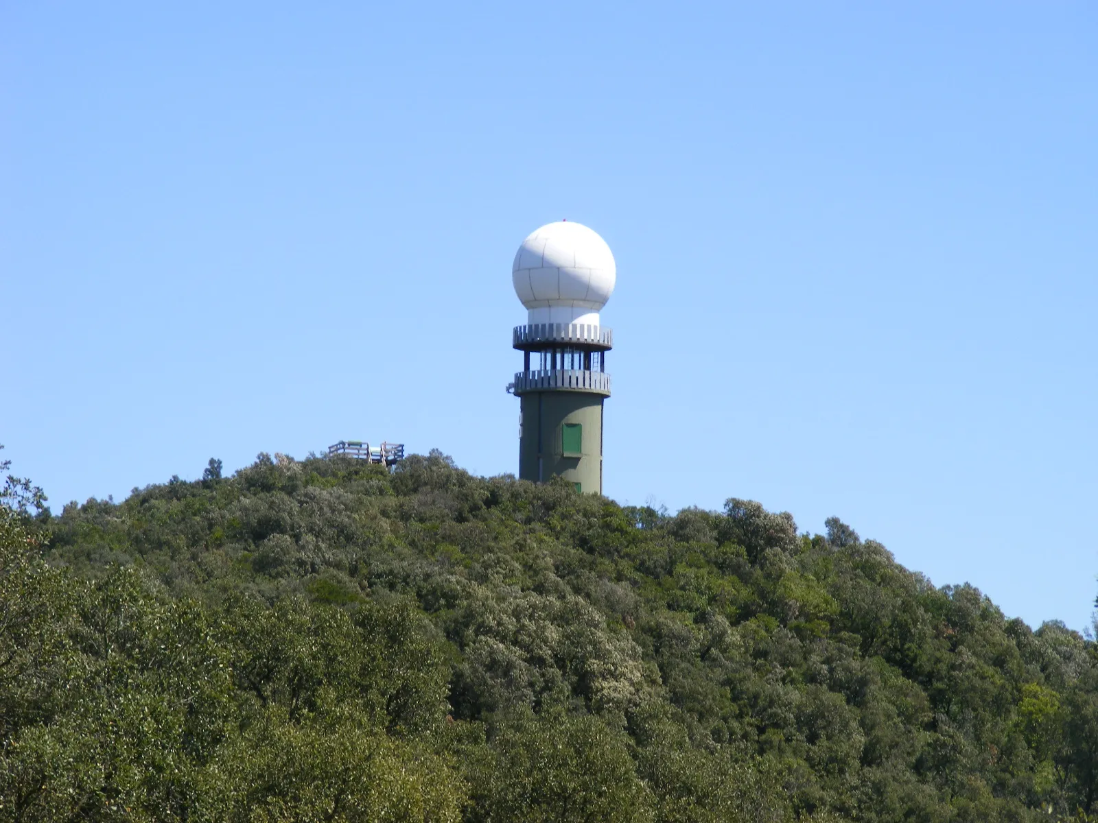 Photo showing: El Puig d'Arques, amb el radar meteorològic