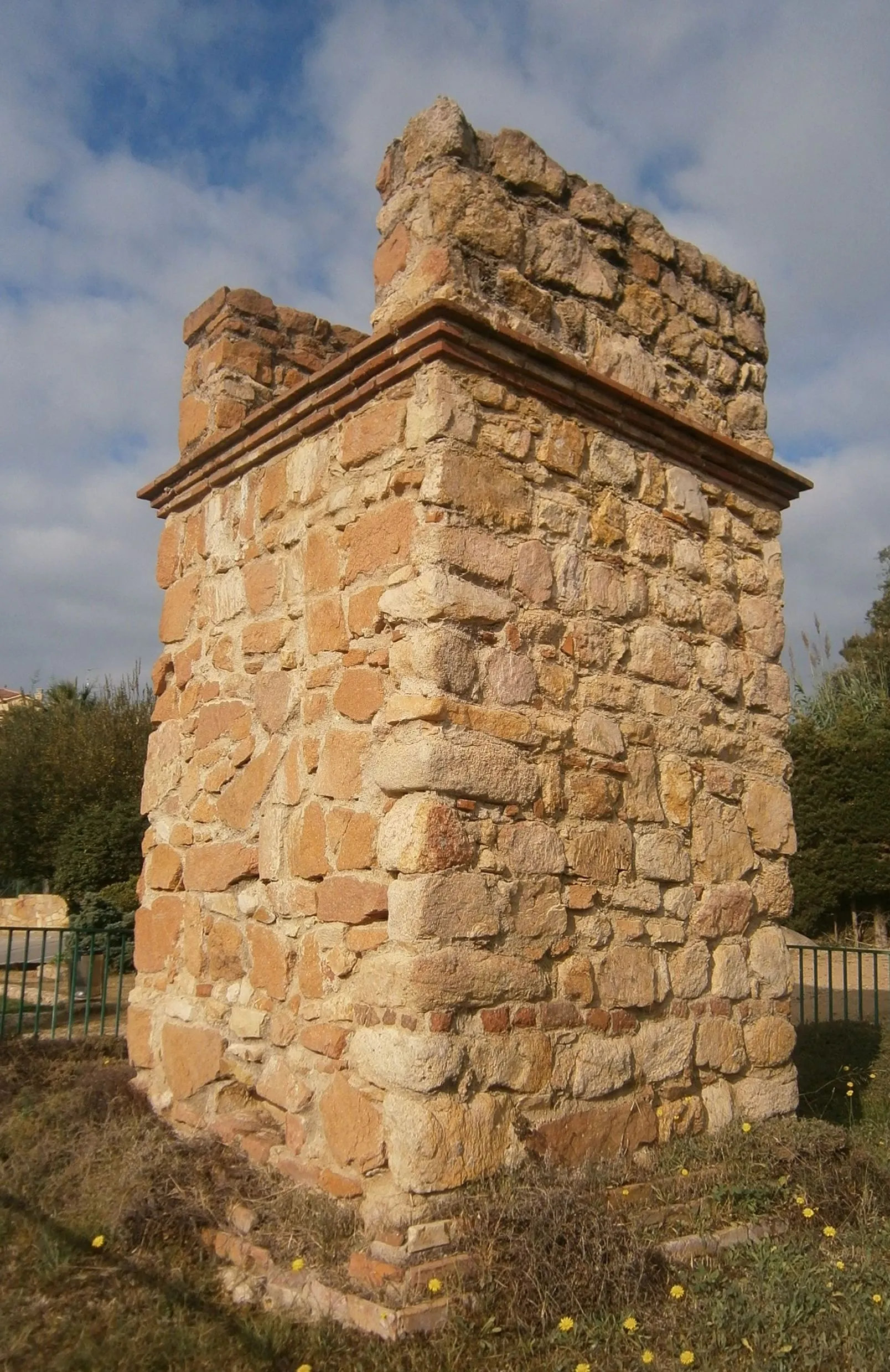 Photo showing: Reconstrucció de la Torre sepulcral romana, datada sobre mitjans del segle II d. C.  Aquesta torre formava part d'una necròpolis d'incineració que va ser utilitzada entre els segles I a.C. i III d.C.