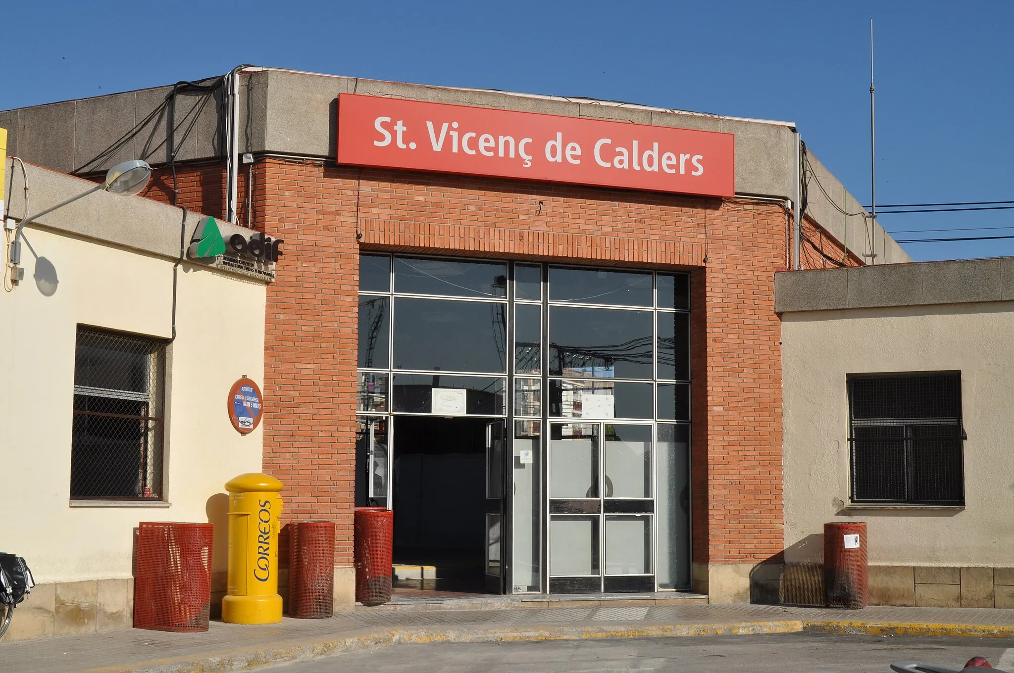 Photo showing: Entrance to the railway station of Sant Vicenç de Calders (Catalonia, Spain).