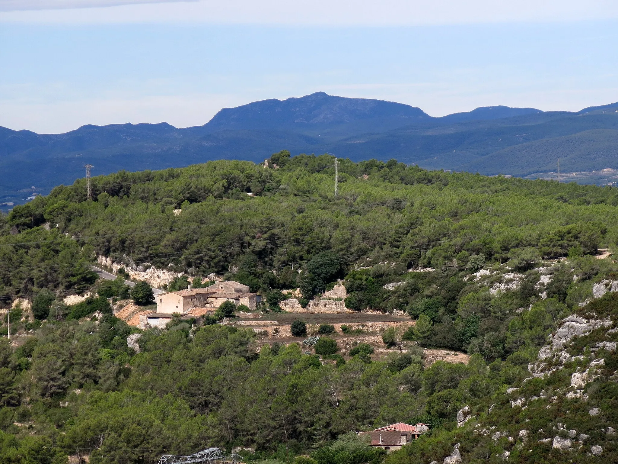 Photo showing: Can Castellví des del jaciment d'Olèrdola, amb la serra del Montmell al fons