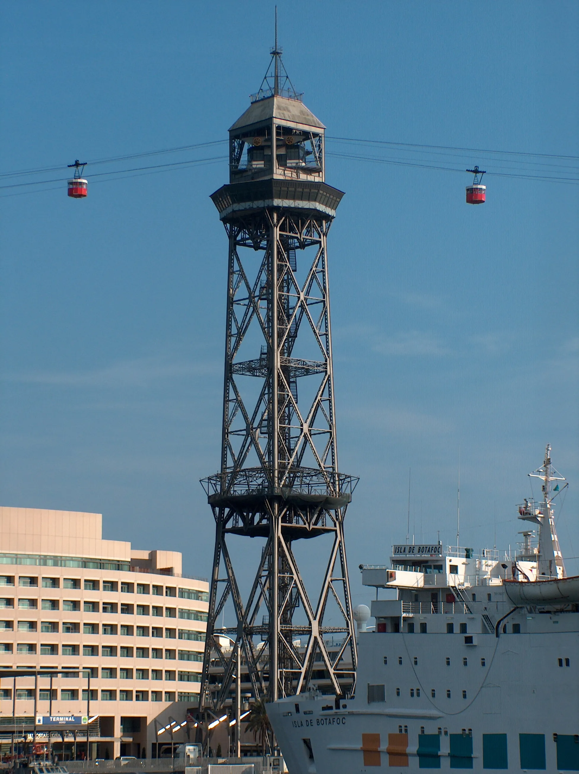 Photo showing: Port of Barcelona: World Trade Center, Torre de Jaume I and Isla de Botafoc (IMO 7813937).