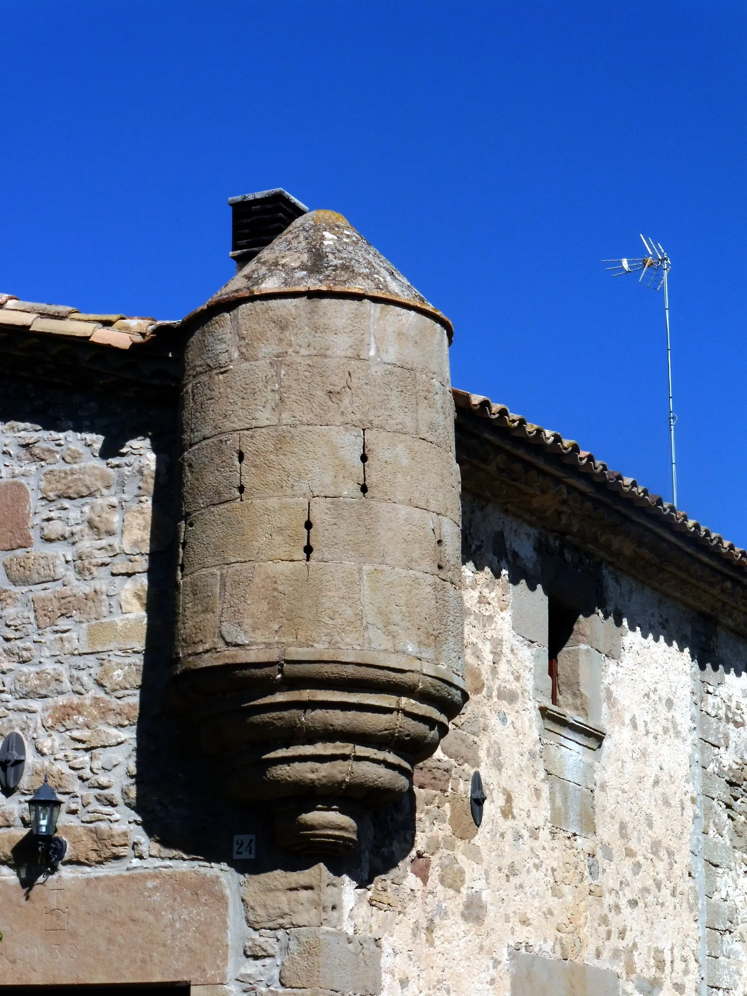 Photo showing: Masia de les Feixes de Coaner (Sant Mateu de Bages): detall d'una torreta