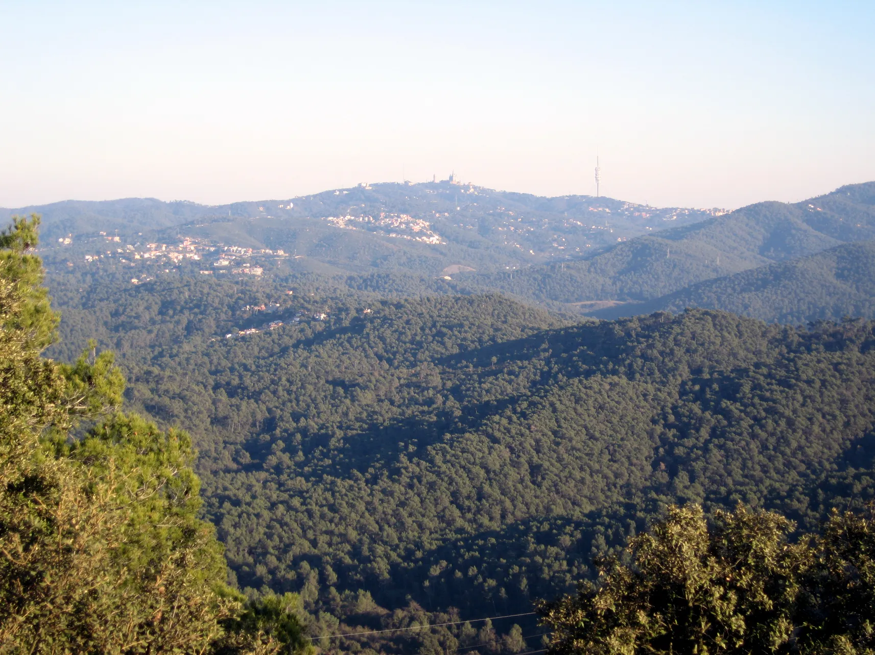 Photo showing: The „Serra de Collserola“ view from the Puig Madrona in direction of the Tibidabo (Catalonia).