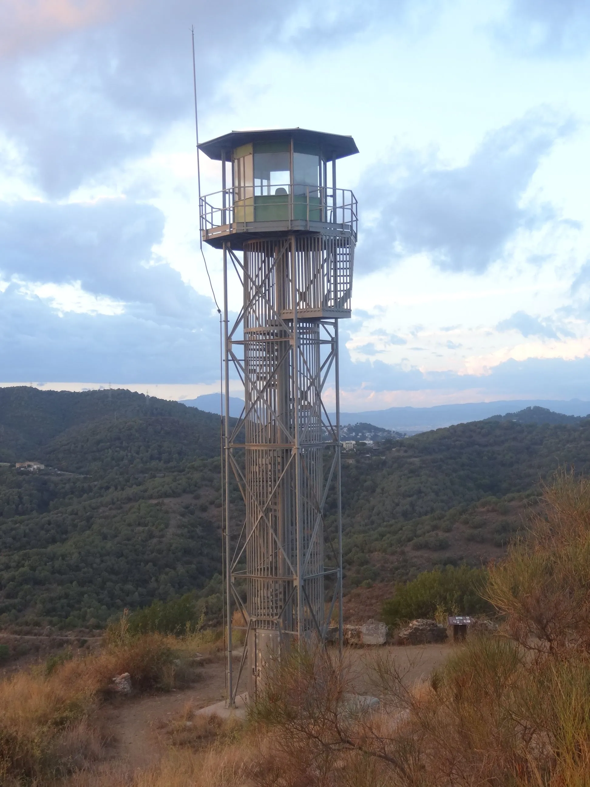 Photo showing: Mountain of Sant Pere Màrtir. Fire lookout tower