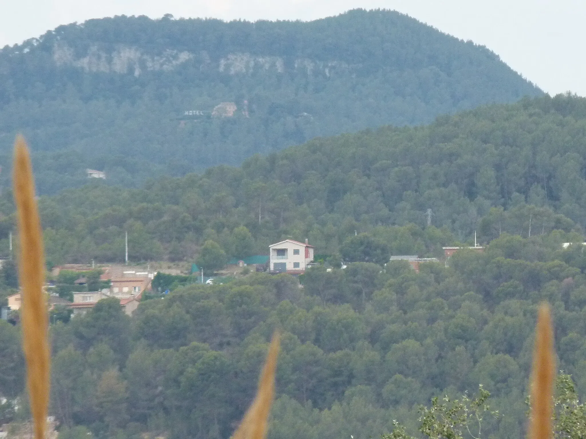 Photo showing: Montmany. Al davant les cases de més amunt de la Colònia del Palau.