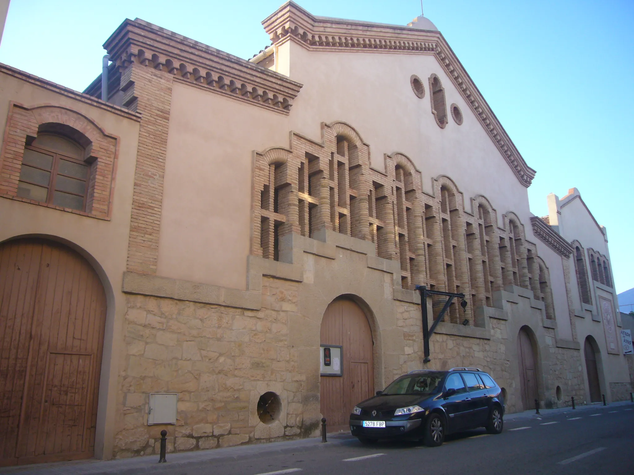 Photo showing: Celler del Sindicat Agrícola de Pira