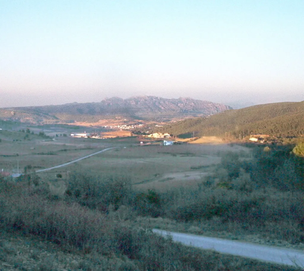 Photo showing: Des de Sant Joan de Mediona, Montserrat al fons