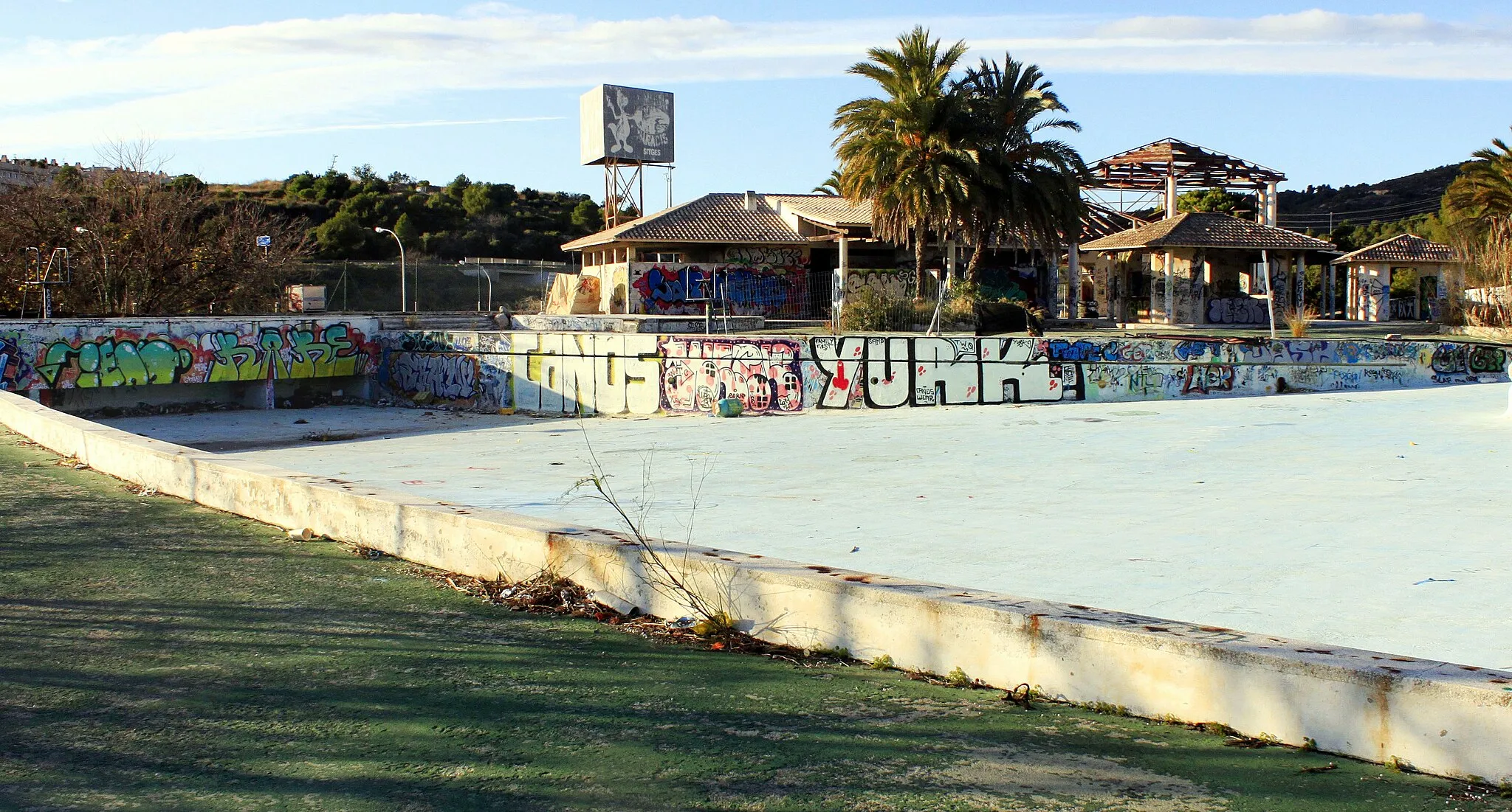 Photo showing: One of the Slides in the Aqua Park is still visible between the trees. Sitges, Catalunya-Spain
During the early 1990s, the massive park opened to the delight of families and children, eager to race each other down the many slides into the pools. While the fun continued for two years, a tragic accident and massive debt forced the closure of the park.