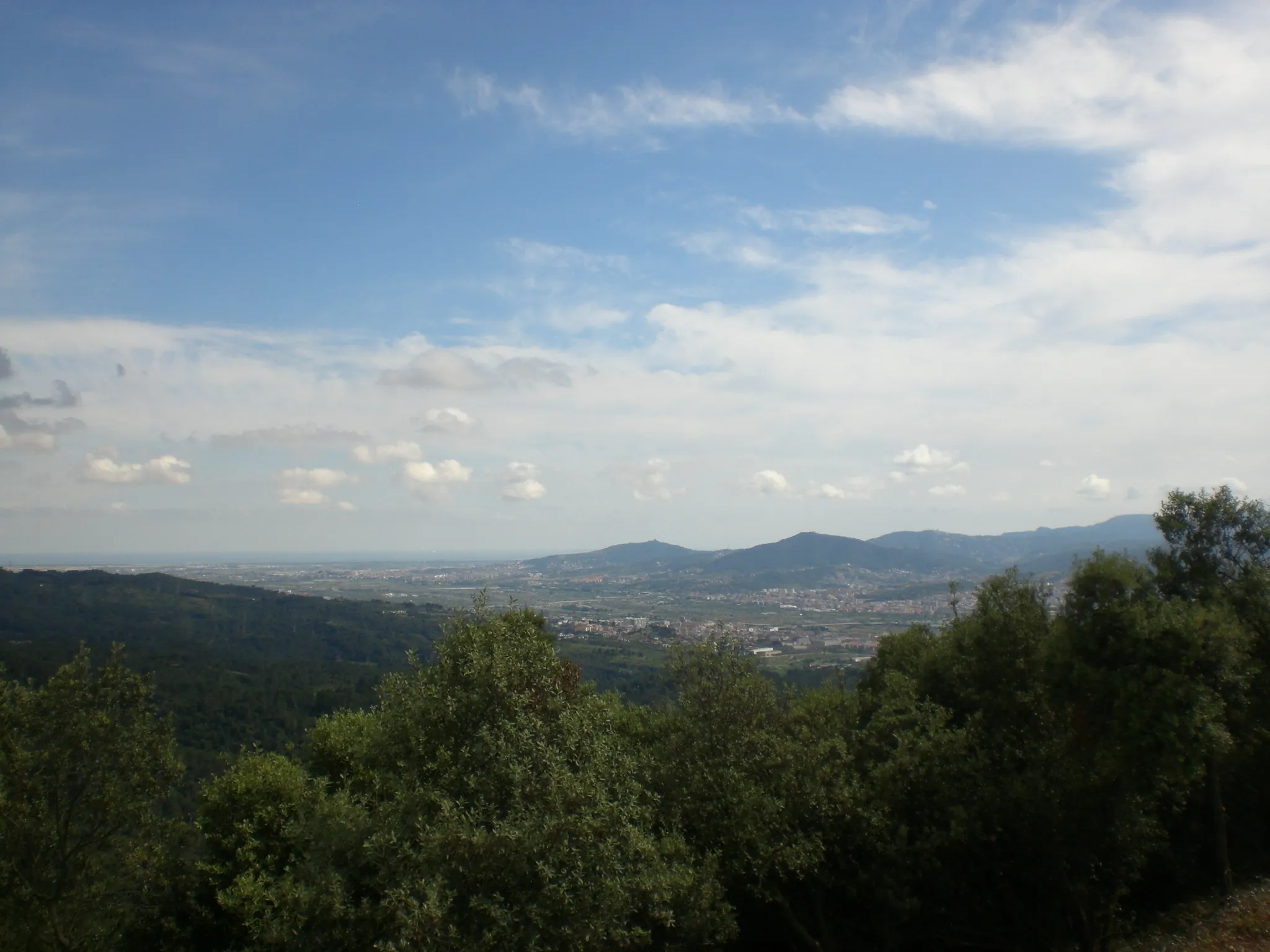 Photo showing: Vistes al mar des del Puig Madrona (juny 2011)