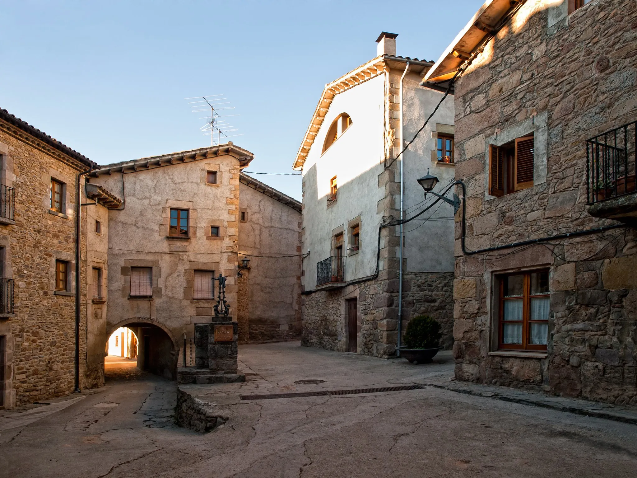 Photo showing: Joan Prat Roca Square of Alpens (Catalonia, Spain)