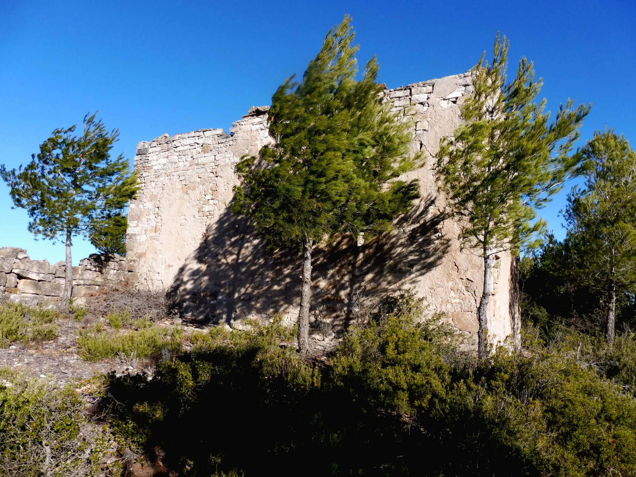 Photo showing: Capella de Sant Gabriel de Veciana

This is a photo of a building indexed in the Catalan heritage register as Bé Cultural d'Interès Local (BCIL) under the reference IPA-6118.