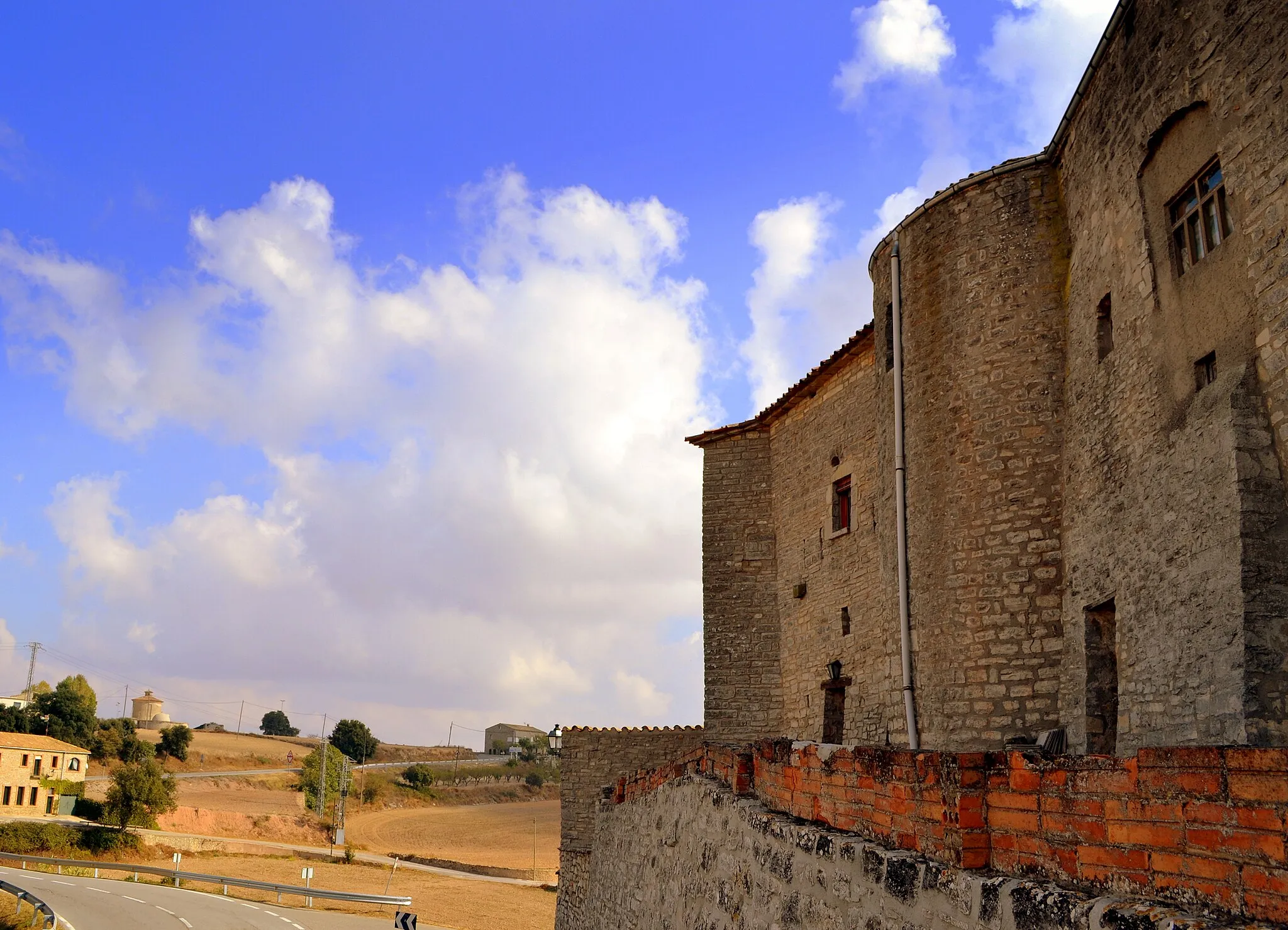 Photo showing: El seu Castell es cita ja des de l'any 1064, com castrum de Taiada. El 1066 Guillem Bonfill va donar la torre de la Tallada, amb els seus edificis i l'església a Udalguer Pere. Després, al segle XII foren propietaris els Alemany, el segle XIV els Calders i el 1490 n'era propietari el mestre en arts i medicina Joan Pere de Beda. Al segle XVI el llinatge Soldevila senyoreja la Tallada. Ja al XVIII el lloc era dels Montserrat i del rei. A la segona meitat d'aquest segle XVIII consta com a propietari Antoni Miquel Queraltó. Dins del nucli homònim destaca una estructura semicircular que amb molta probabilitat correspon a un edifici de l'antic castell.