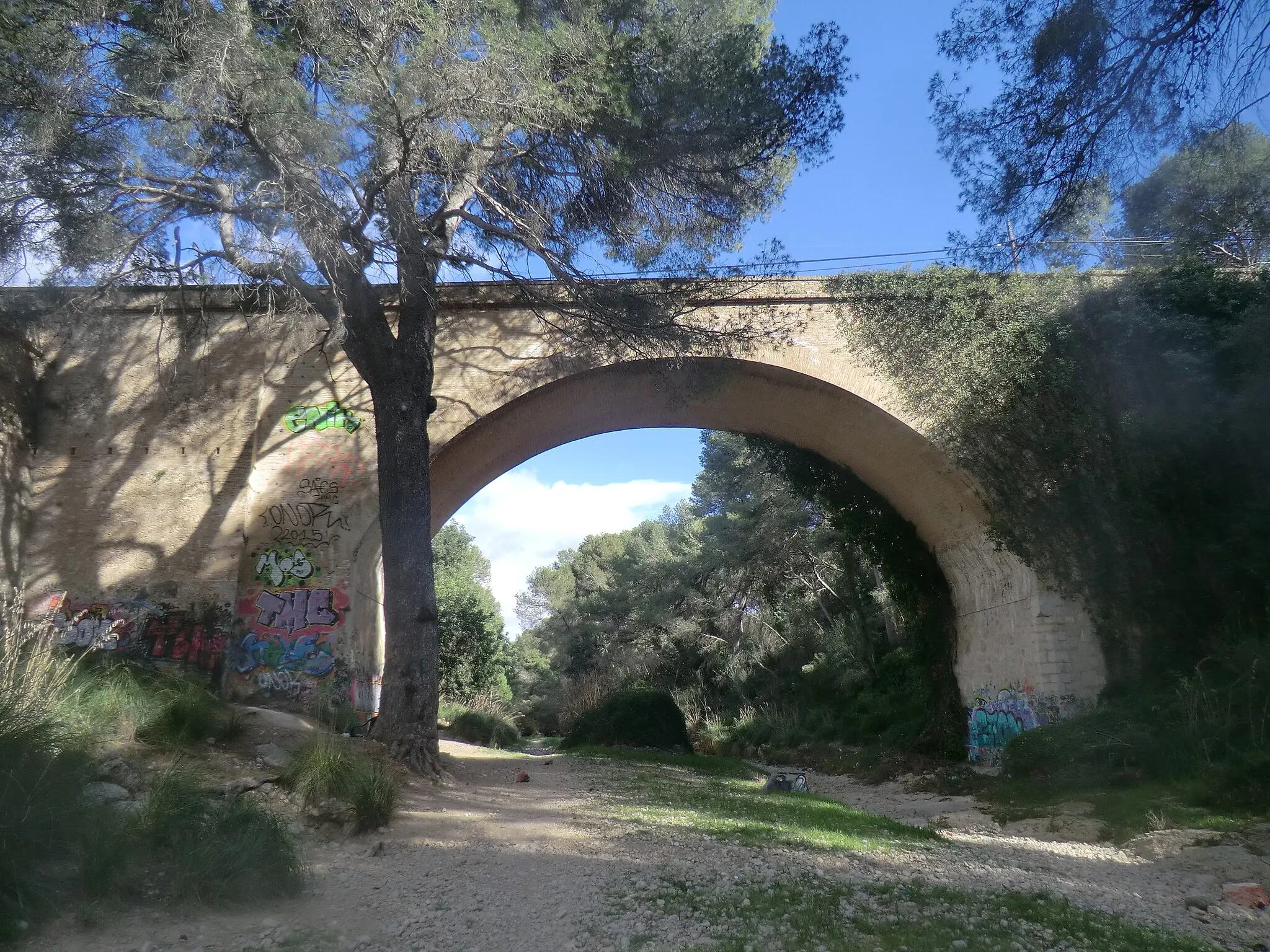 Photo showing: Pont de Can Coll (Sant Pere de Ribes)

This is a photo of a building indexed in the Catalan heritage register as Bé Cultural d'Interès Local (BCIL) under the reference IPA-32984.
