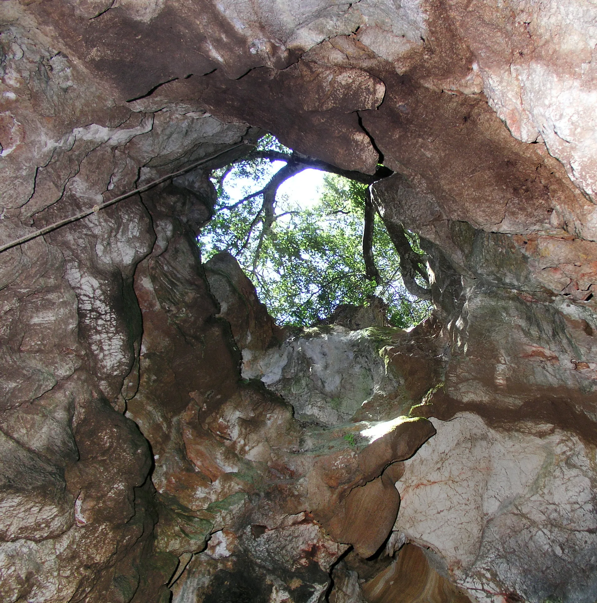 Photo showing: Avenc de l'Esquerrà, Olesa de Bonesvalls, Garraf, Barcelona, España.