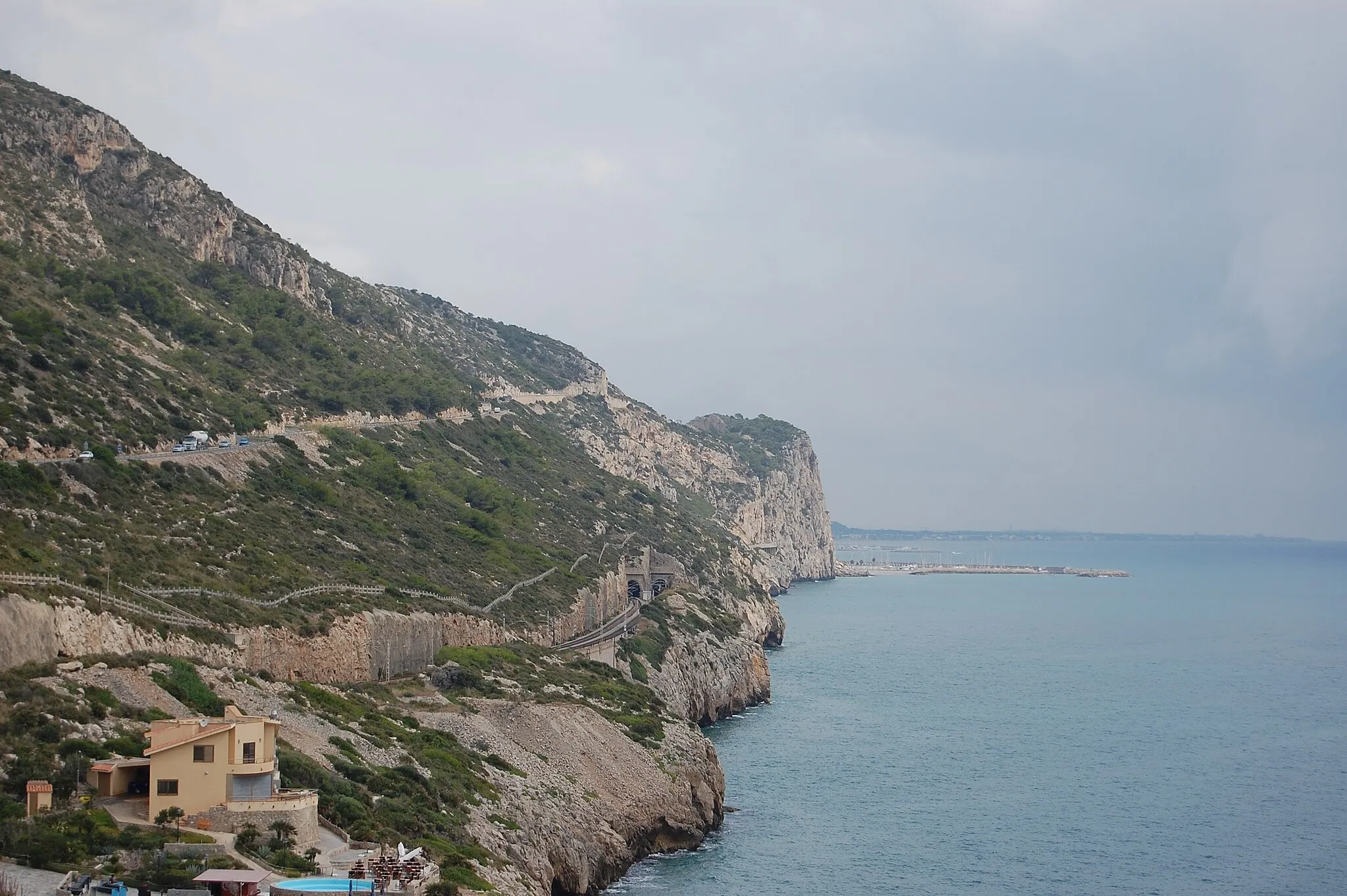 Photo showing: La carretera de les Costes del Garraf vista des de Sitges