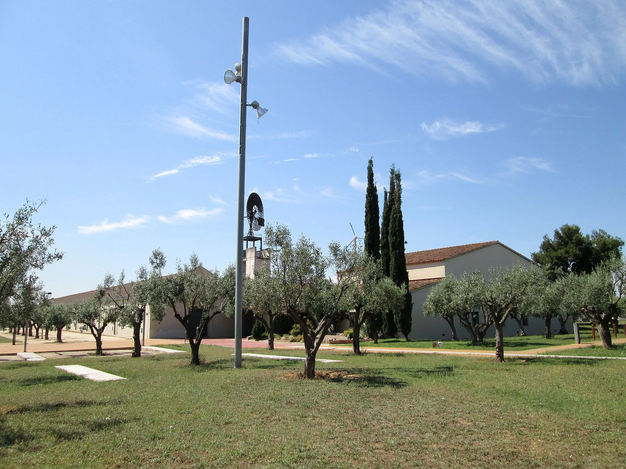 Photo showing: Granja del Pas. Antigua masía del siglo XVIII situada en la calle Ramon Albó, 27, dentro del Parc Central del Vallès, en Sabadell, Barcelona (España). Actualmente acoge al Centro de Divulgación Medioambiental y a las oficinas centrales del Consorcio del parque.