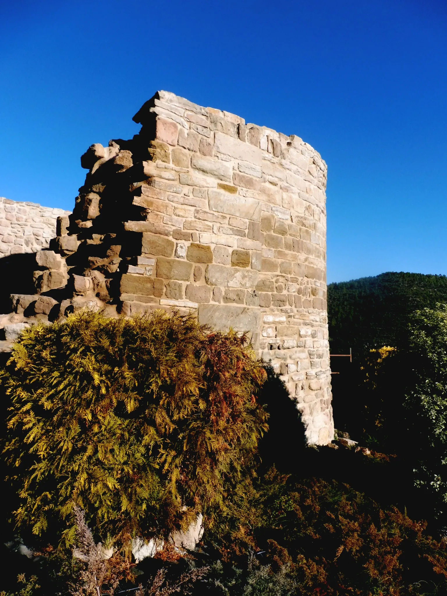 Photo showing: Capella de Sant Miquel de Veciana: absis

This is a photo of a building indexed in the Catalan heritage register as Bé Cultural d'Interès Local (BCIL) under the reference IPA-6116.