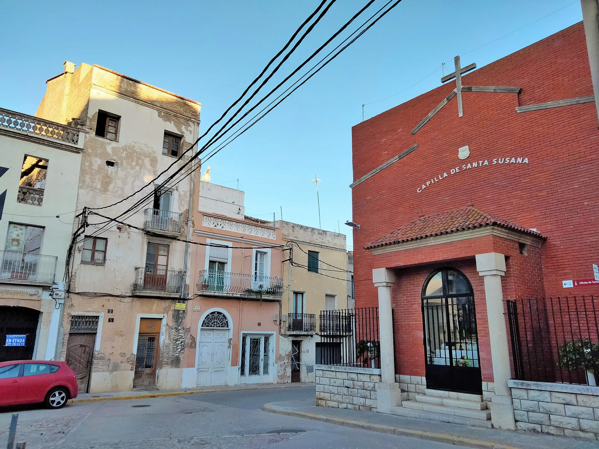Photo showing: Plaça de Santa Susanna (Amposta), amb la capella a la dreta