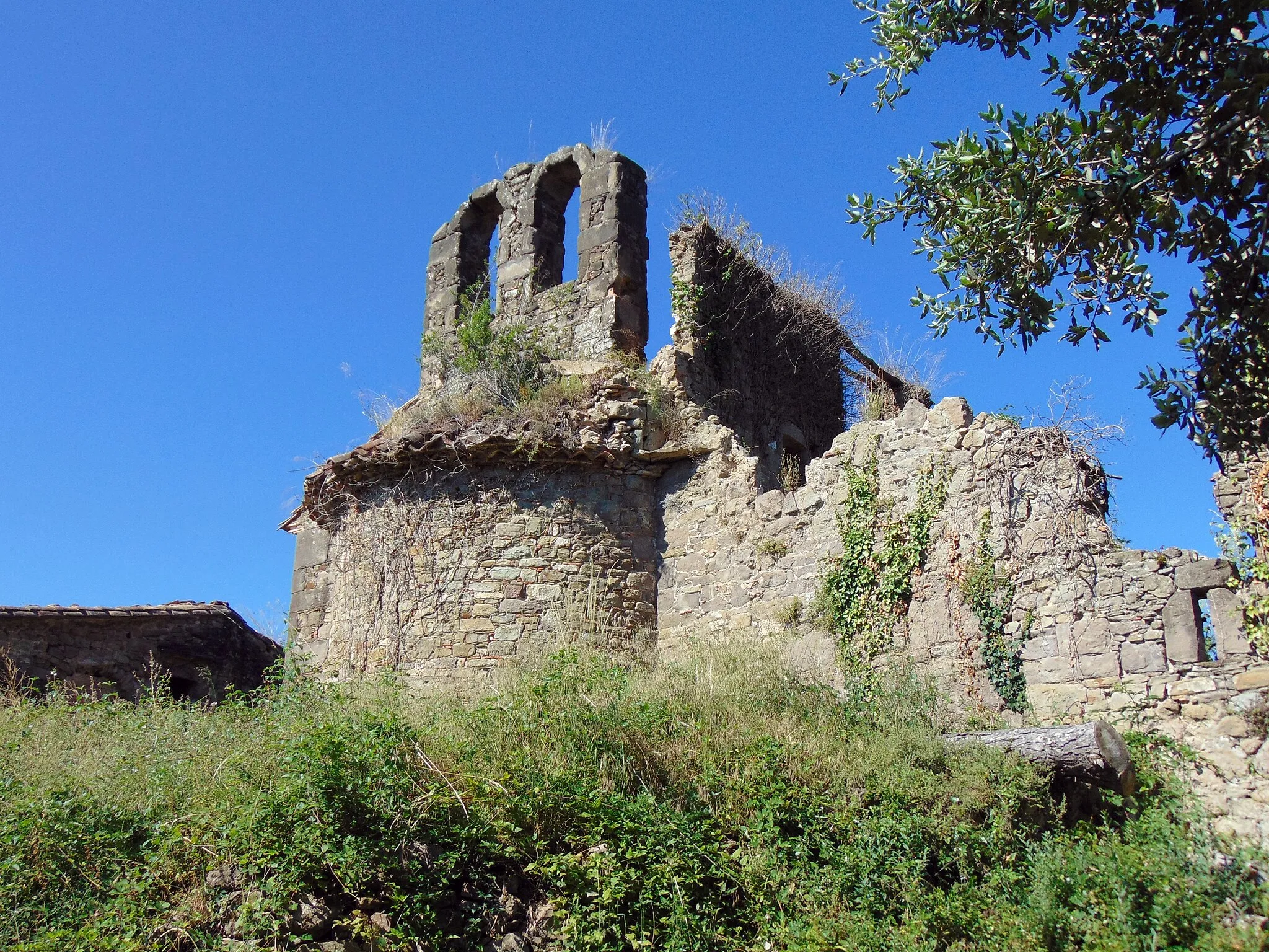 Photo showing: Església de Sant Silvestre del Mor (Sant Ferriol)

This is a photo of a building indexed in the Catalan heritage register as Bé Cultural d'Interès Local (BCIL) under the reference IPA-10582.