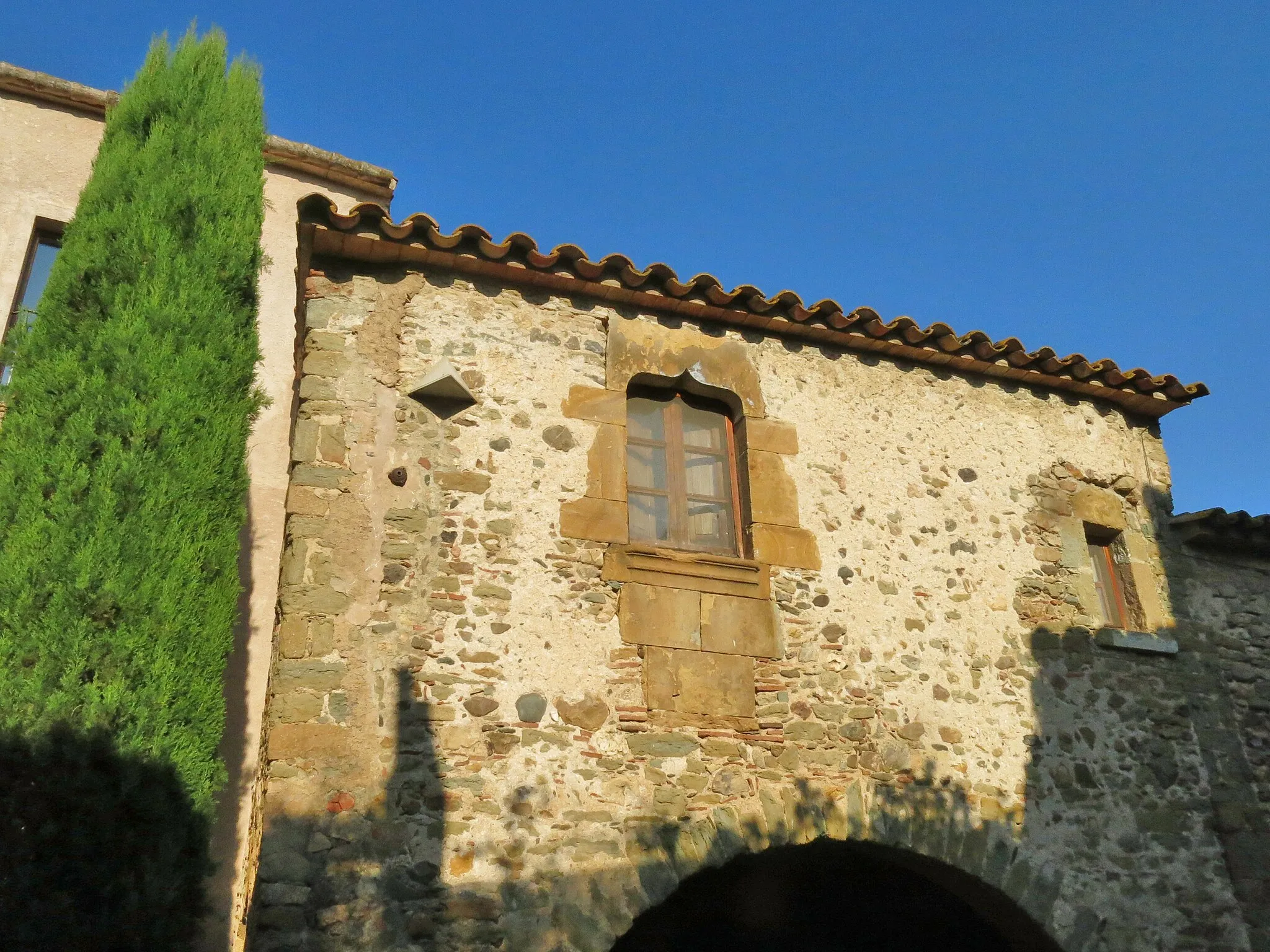 Photo showing: Casa a la plaça de l'Oli, 2 (Monells)