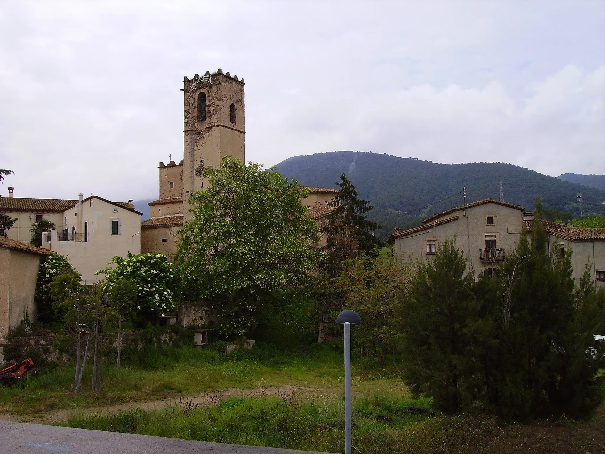 Photo showing: Imatge del municipi de Cànoves, Vallès Oriental,Catalunya, amb l'església de Sant Muç al centre de la imatge.