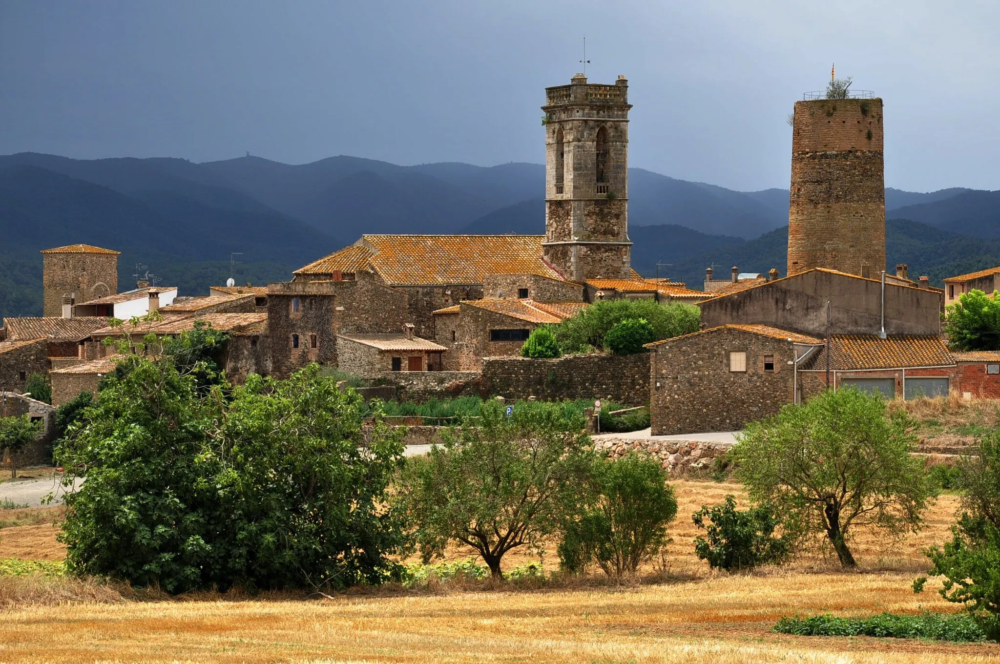 Photo showing: The village of Cruïlles (County of Baix Empordà, Catalonia, Spain) lies 2 km west of La Bisbal d'Empordà. The hills in the background are Les Gavarres.