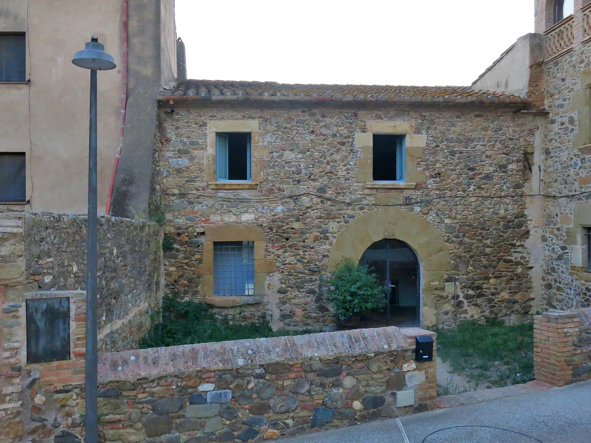 Photo showing: Casa a la plaça de la Torre, 6 (Cruïlles)