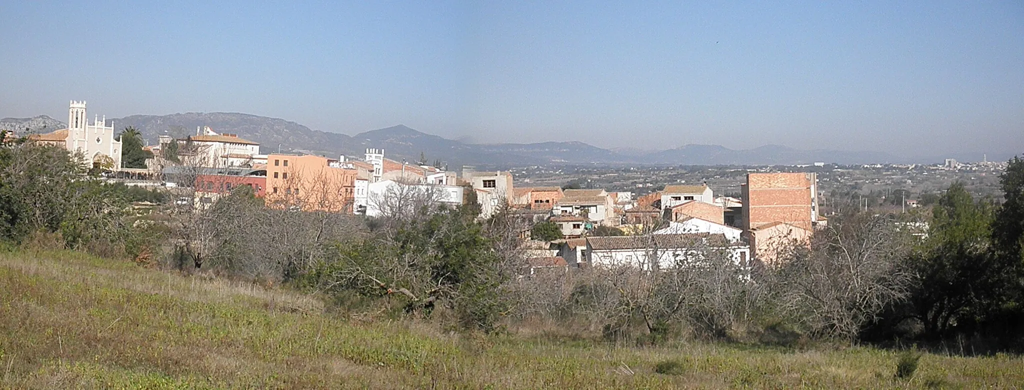 Photo showing: The panoramic view of El Milà from a nearby hill.