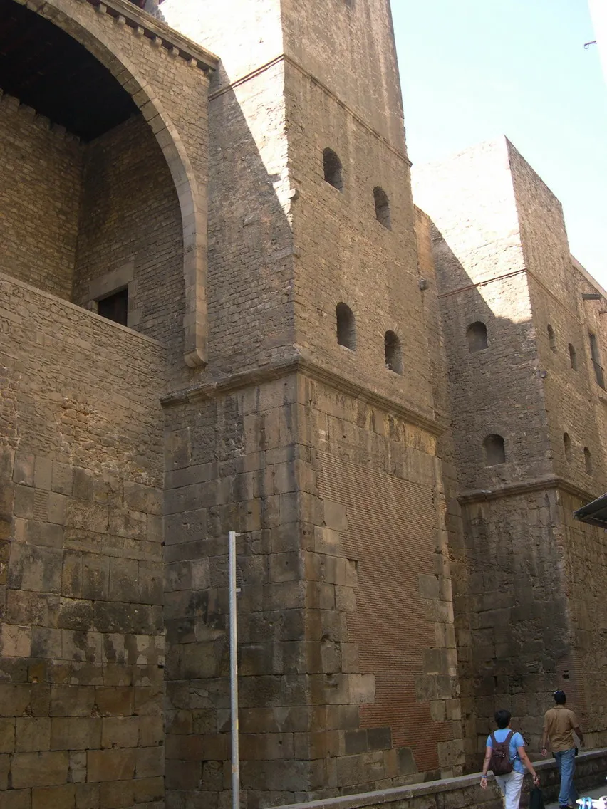 Photo showing: Torres de la muralla romana al carrer del Sots-Tinent Navarro.