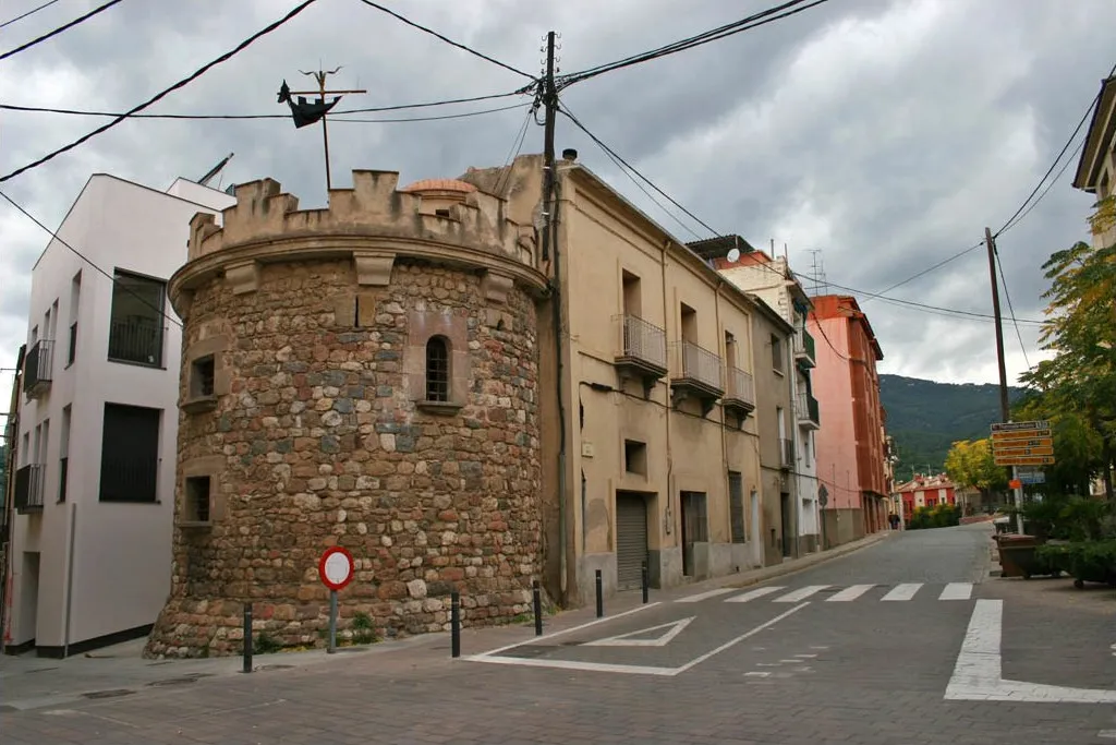 Photo showing: L'any 1102 es documenta l'existència de la muralla que envolta la vila i que s'anirà reformant fins a la gran modificació del segle XIV, amb la incorporació de nous portals. L'estructura que actualment podem veure correspon a una de les torres de defensa d'un dels portals d'entrada al recinte emmurallat. En el segle XIX la torre s'habilità com a presó, fet que li ha donat nom fins a l'actualitat. En el portal de Vic cal destacar la localització d'altres restes de l'antiga muralla de Caldes de Montbui.
Es troba situada a la cantonada entre els carrers Major i Bigues i està declarada com a Bé Cultural d'Interès Nacional.

This is a photo of a monument indexed in the Catalan heritage register of Béns Culturals d'Interès Nacional and the Spanish heritage register of Bienes de Interés Cultural under the reference RI-51-0005224.
Muralla i Torre de La Presó a la Viquipèdia Aquesta imatge ha jugat a Pels camins dels Països Catalans. A Google Maps.