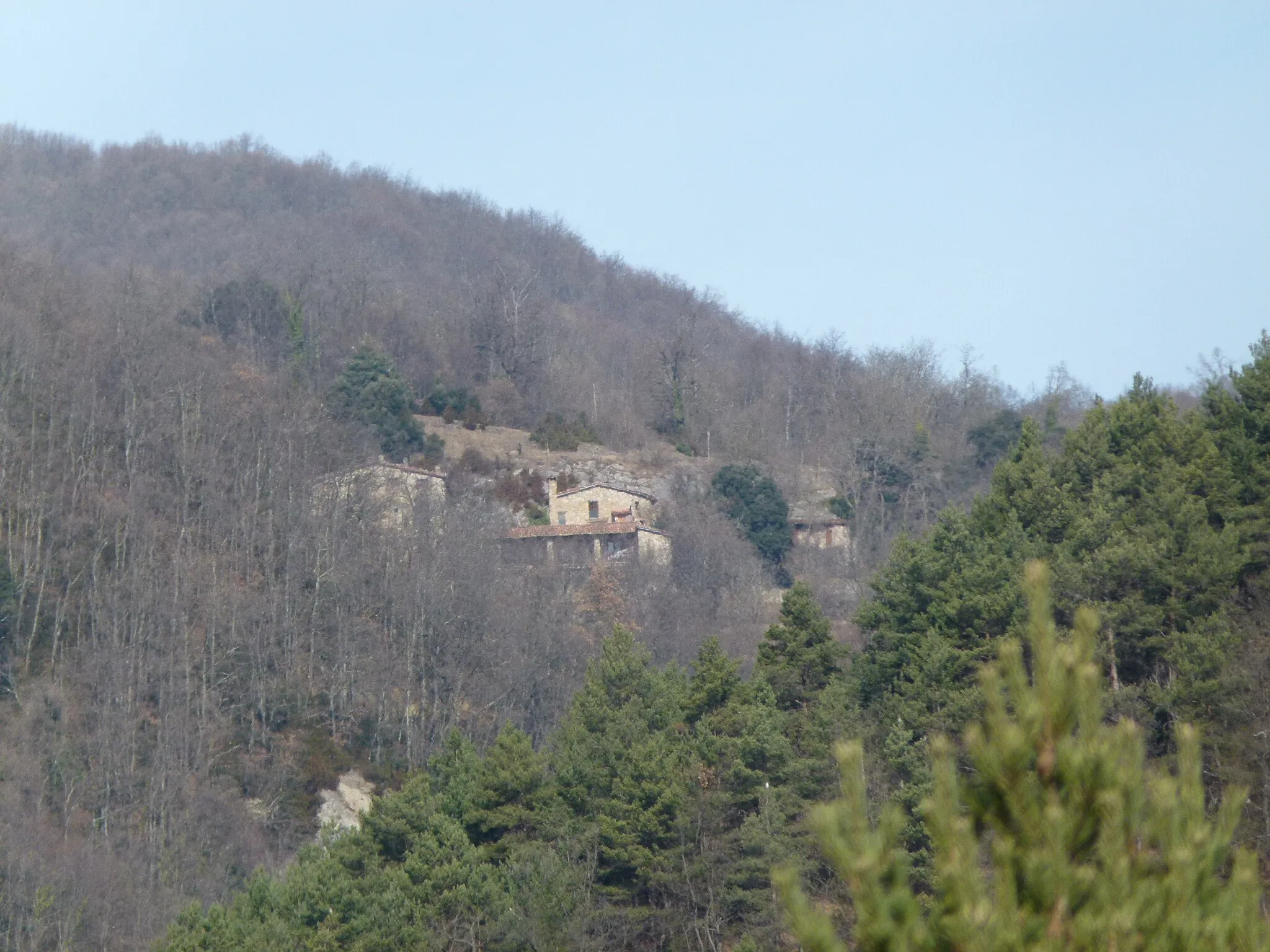 Photo showing: El Sitjar vist des de la vall del Bac, no és la Casa de la Coma com diu el nom del fitxer.