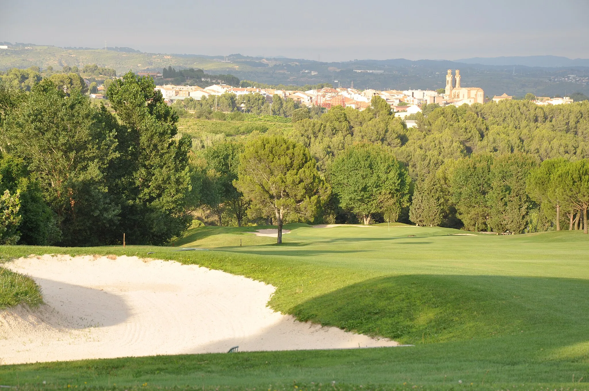 Photo showing: A view on the first hole of "Club de Golf de Barcelona". On the background Sant Esteve Sesrovires
