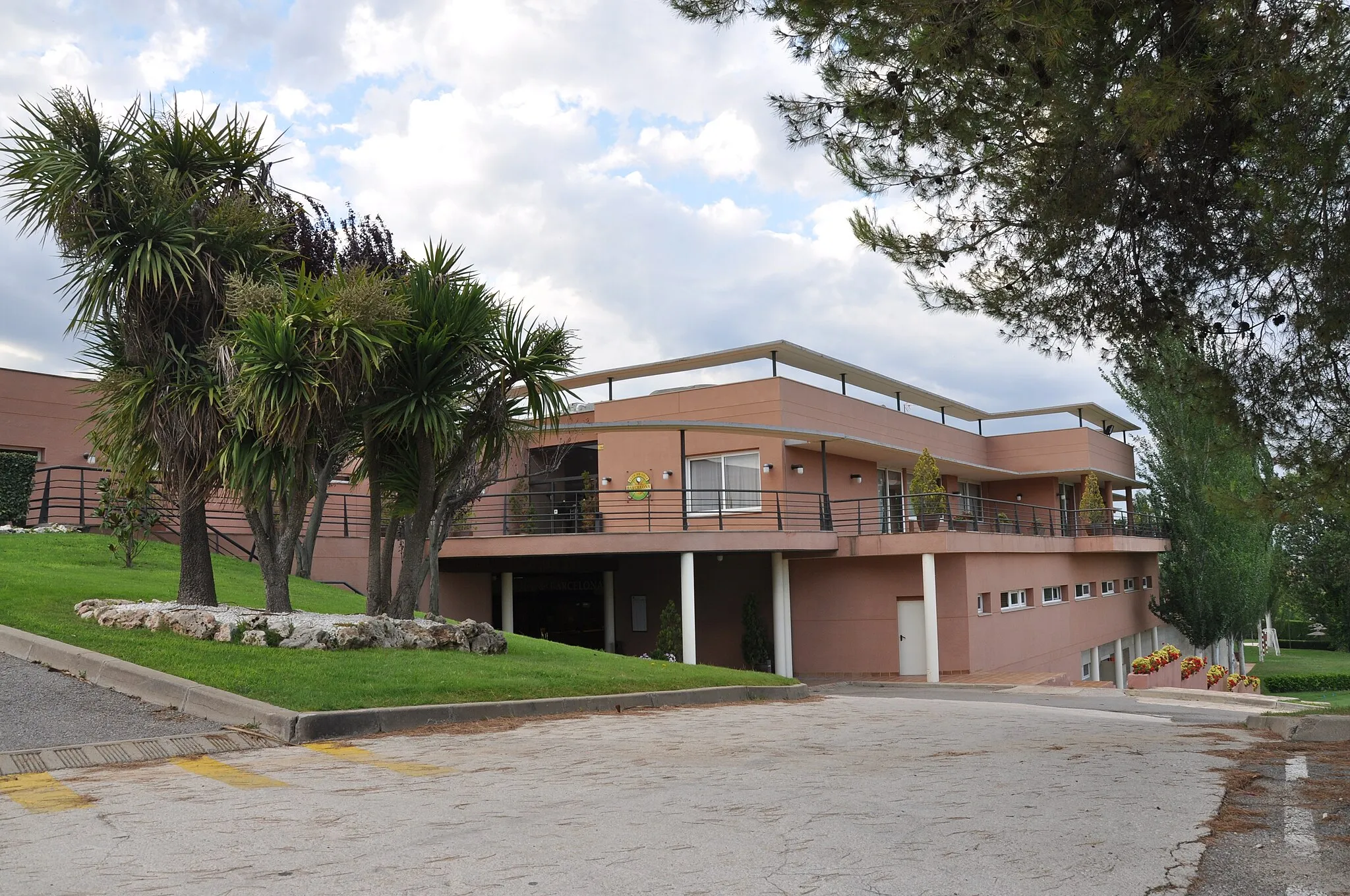 Photo showing: The entrance of the clubhouse of golfclub "Club de Golf de Barcelona", formerly known as "Club de Golf de Masia Bach"