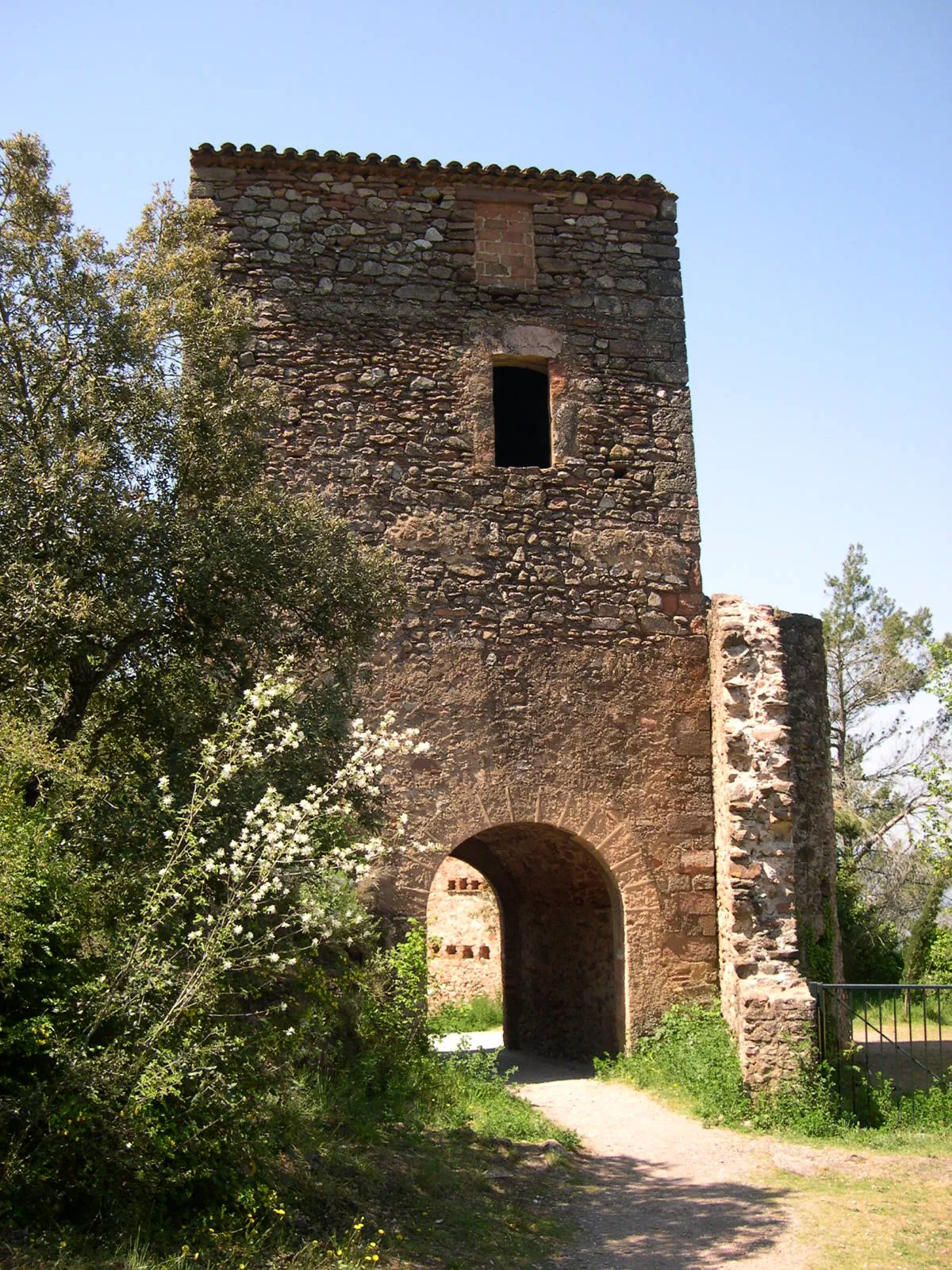 Photo showing: Torre de defensa de la Casa Vella de l'Obac, Vacarisses, Vallès Occidental, Catalunya

This is a photo of a building indexed in the Catalan heritage register as Bé Cultural d'Interès Local (BCIL) under the reference IPA-36790.
Object location 41° 37′ 36.27″ N, 1° 57′ 23.94″ E View this and other nearby images on: OpenStreetMap 41.626743;    1.956649