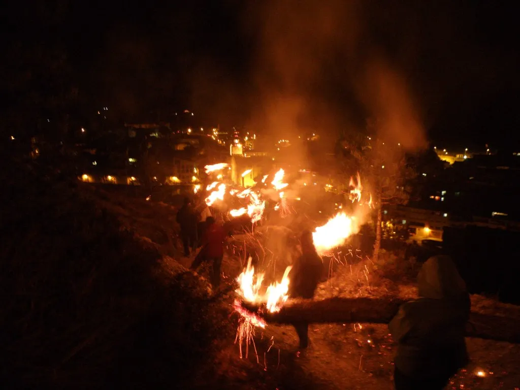 Photo showing: El Paisatge sonor de la Fia-faia és un recull dels ambients sonors d'aquesta festa ancestral que té lloc a Bagà i Sant Julià de Cerdanyola coincidint amb el solstici d'hivern.
La Fia-faia és el que queda d'un antic ritual de culte el sol que amb la cristianització s'integrà a la festa de Nadal. Avui és una festa en plena recuperació que guanya cada any intensitat i dinamisme.
El foc és l'element més característic. Però les seves sonoritats no acaben amb el crepitar de les faies (falles). El Paisatge ens ofereix també el repic de campanes del Toc d'oració, el so del corn des del Siti, el fregar de l'herba seca en el sòcol de pedres, diversos passejos sonors al ritme dels faiaires, les músiques o els balls.

El Paisatge està format per un total de 30 sons enregistrats el 24 de desembre de 2008. Amb el recull dels diversos moments de la celebració, ens obre una nova manera de percebre el patrimoni.