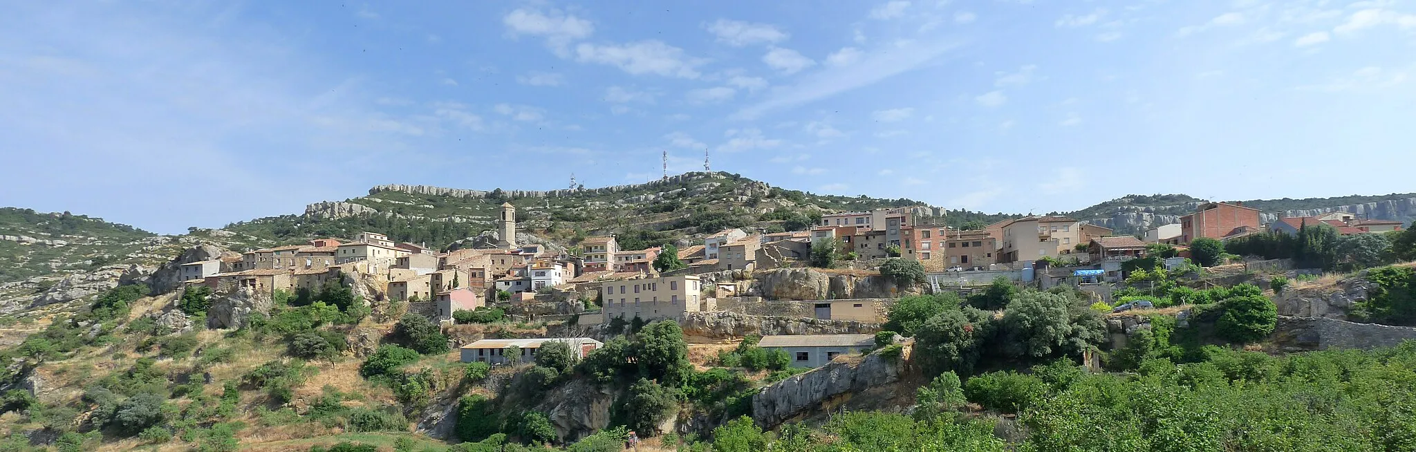 Photo showing: Vilanova de Prades under the Serra de la Llena