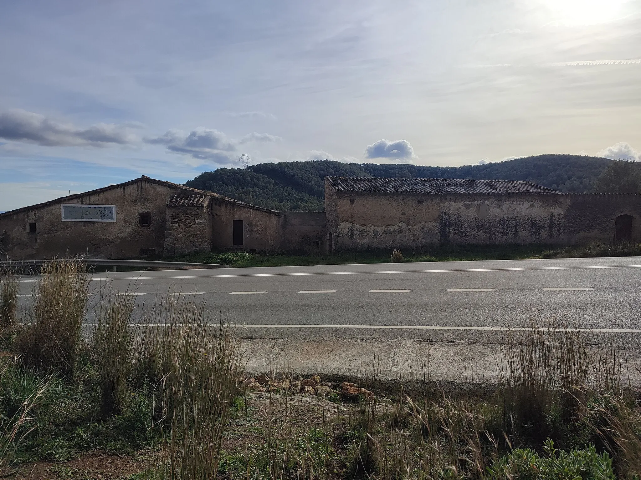 Photo showing: Mas vell del Lledoner a Valirana, des de l'altre costat de l'N-340.